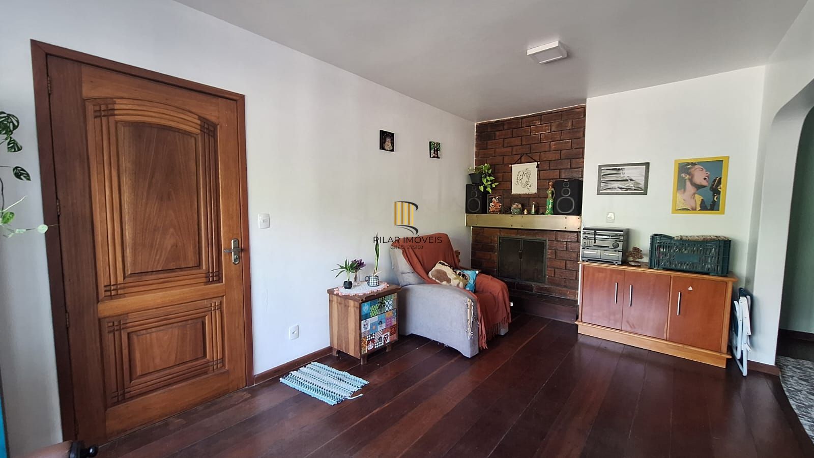 Casa com pátio frente e fundos , lareira churrasqueira, vaga proximo a Av do Forte.