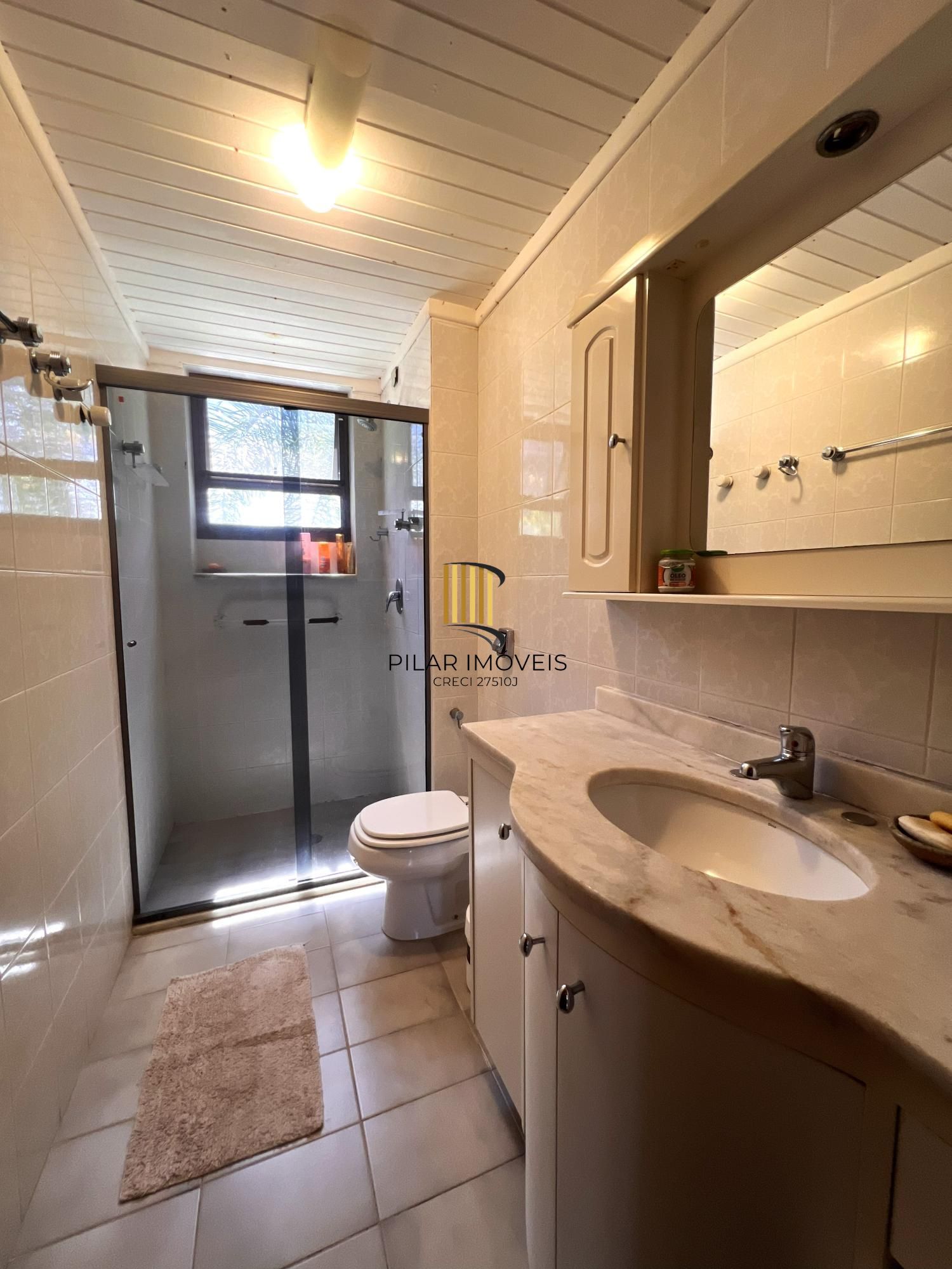 Apartamento com 3 dormitórios, sendo 1 suíte, lareira e 2 vagas no Menino Deus