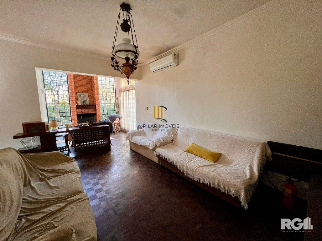 Casa térrea, com 3 dormitórios, sendo 2 suítes, 5 vagas, piscina, no bairro Ipanema, em Porto Alegre, RS