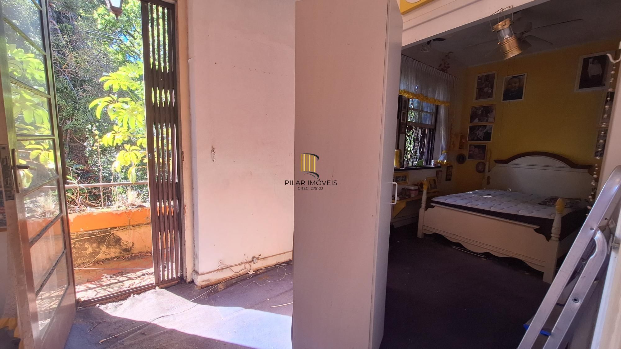 Comprar para reformar. Casa com  5 quartos no bairro Petrópolis!