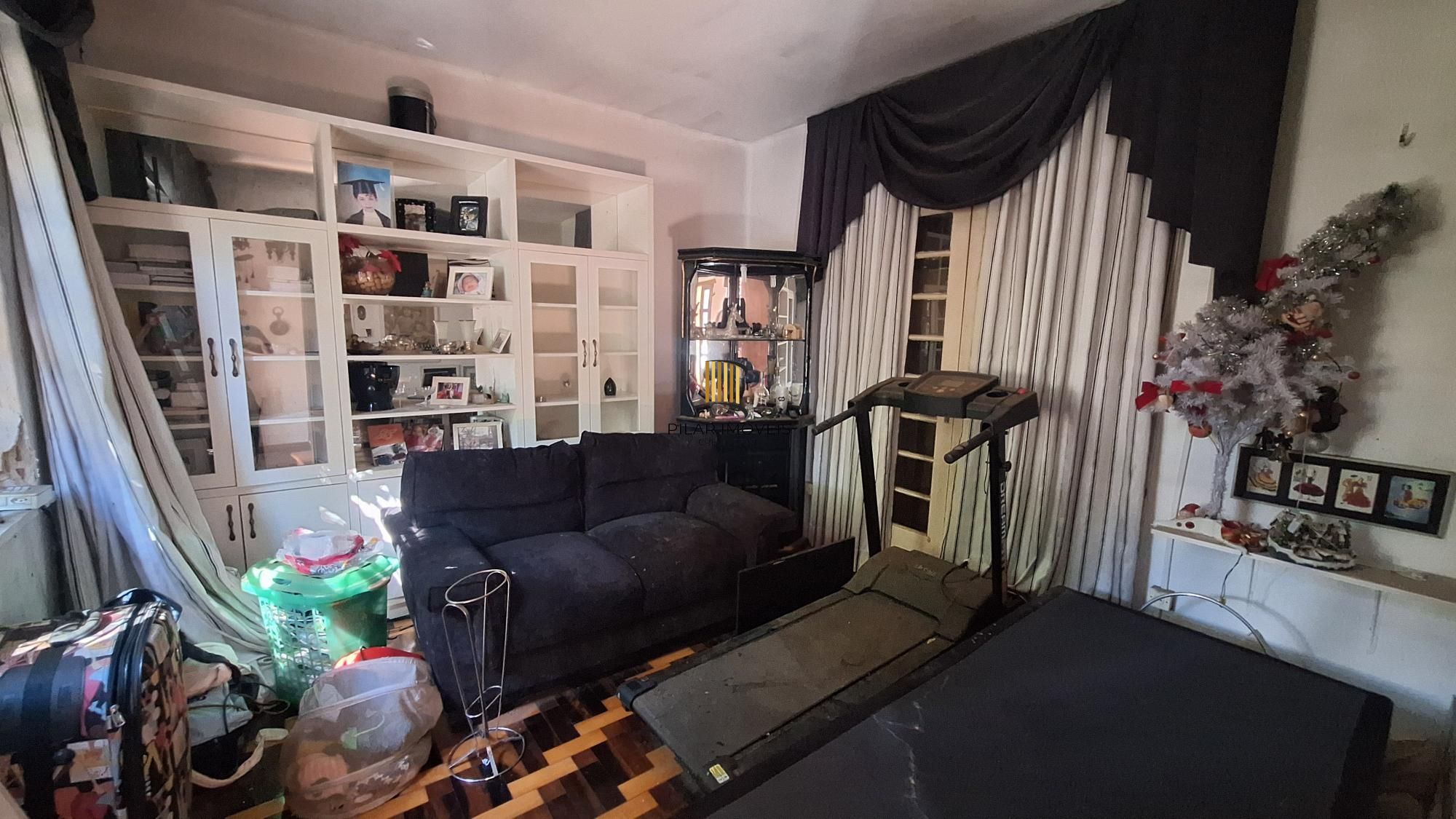 Comprar para reformar. Casa com  5 quartos no bairro Petrópolis!