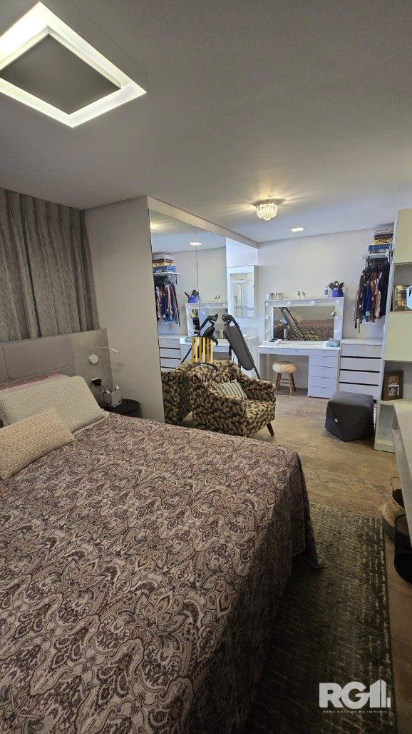 Casa em condomínio, com 3 dormitórios, sendo 1 suíte, 2 vagas, no bairro Pedra Redonda, em Porto Alegre, RS
