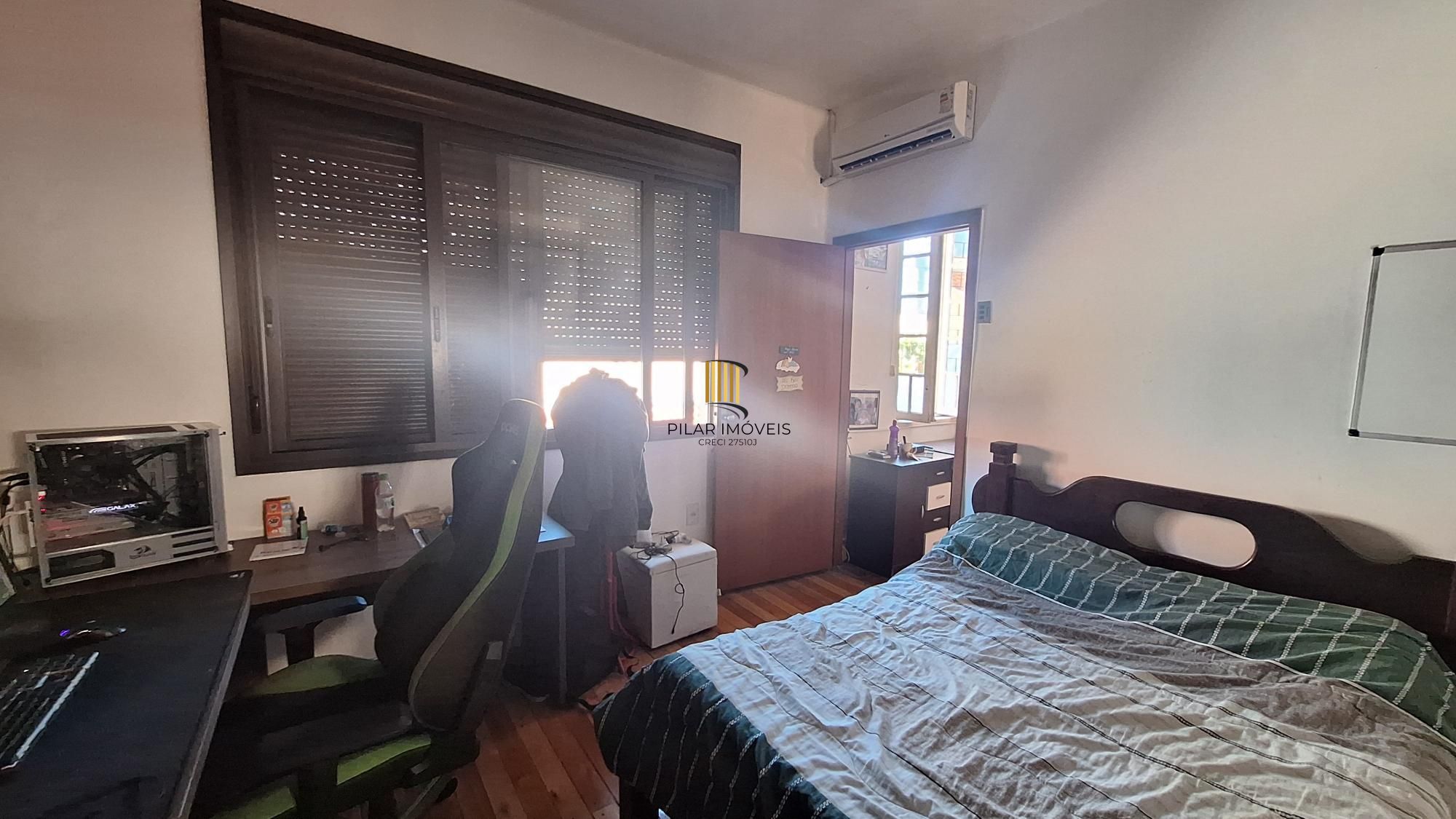 Comprar para reformar. Casa com  5 quartos no bairro Petrópolis!
