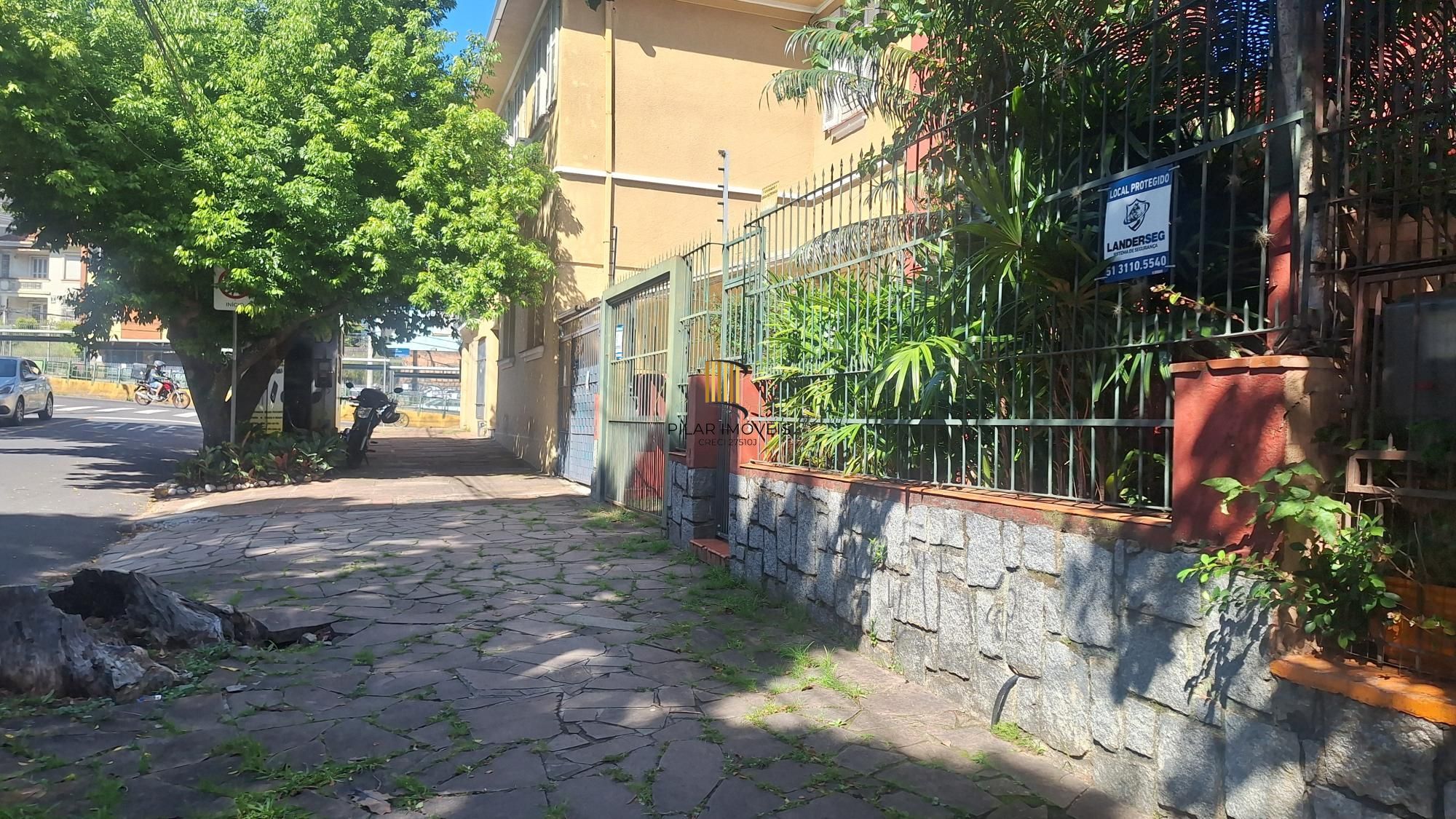 Comprar para reformar. Casa com  5 quartos no bairro Petrópolis!