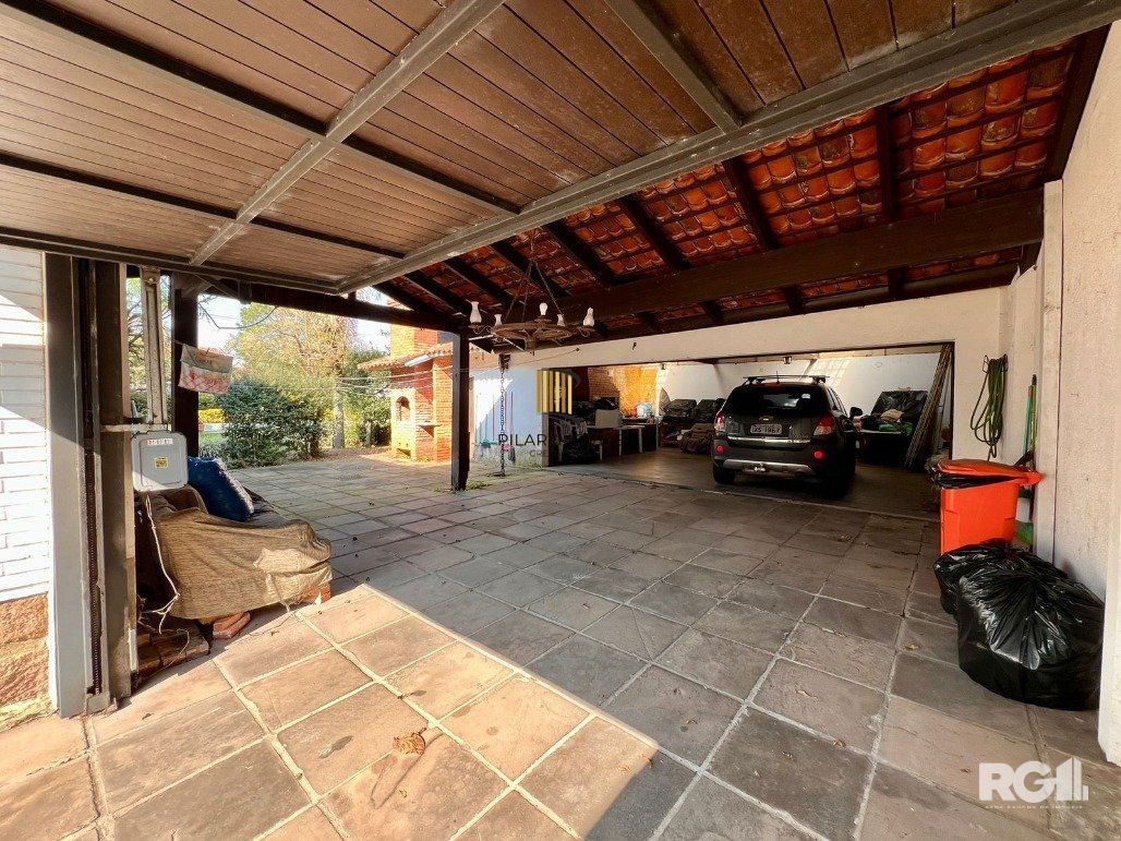 Casa térrea, com 3 dormitórios, sendo 2 suítes, 5 vagas, piscina, no bairro Ipanema, em Porto Alegre, RS