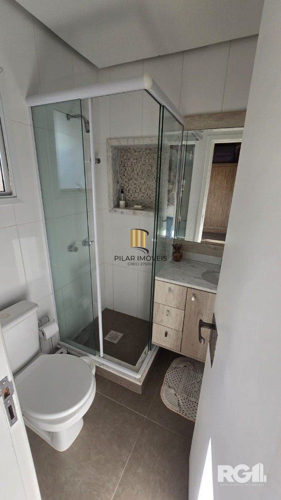 Casa em condomínio, com 3 dormitórios, sendo 1 suíte, 2 vagas, no bairro Pedra Redonda, em Porto Alegre, RS