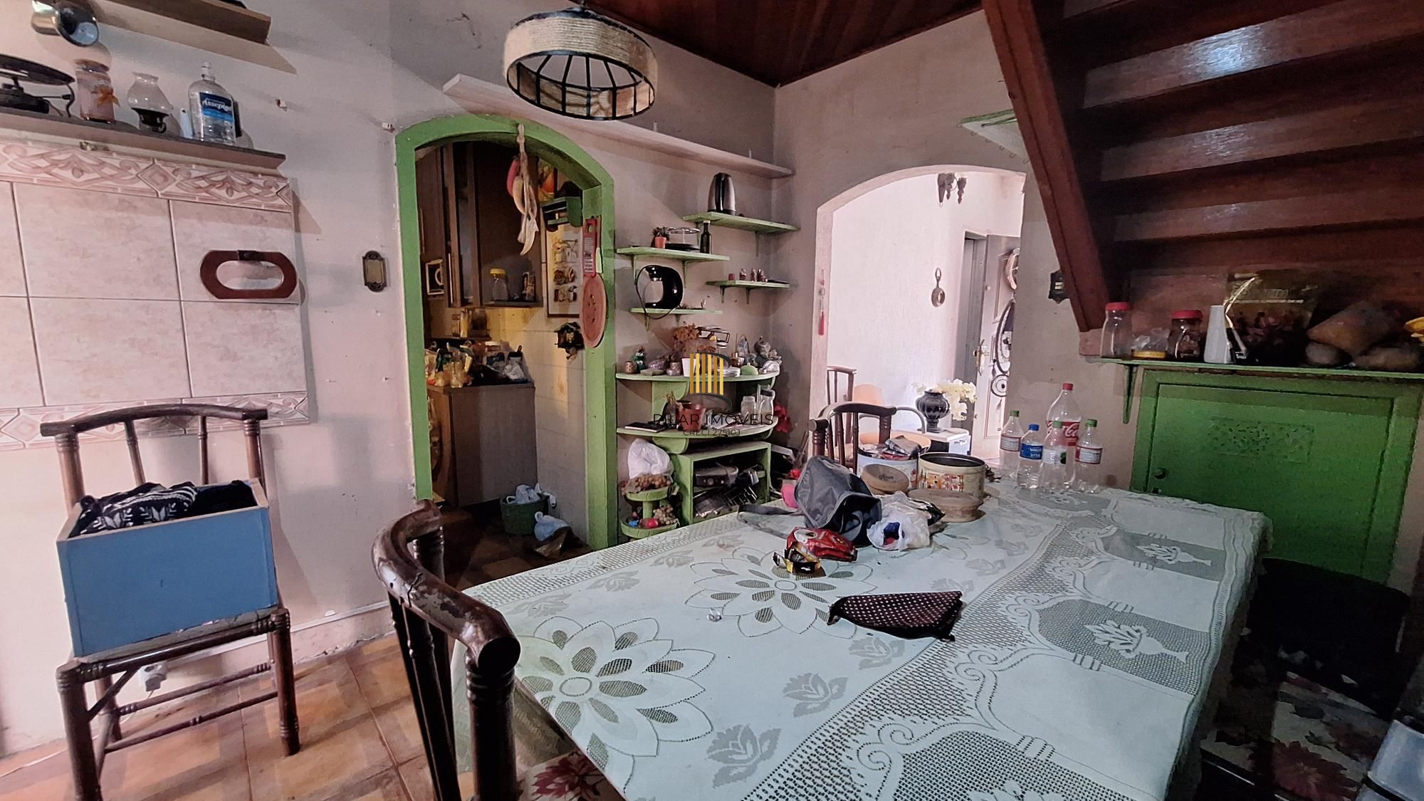 Comprar para reformar. Casa com  5 quartos no bairro Petrópolis!