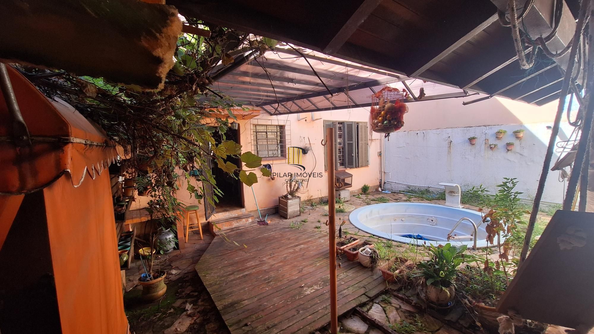 Comprar para reformar. Casa com  5 quartos no bairro Petrópolis!