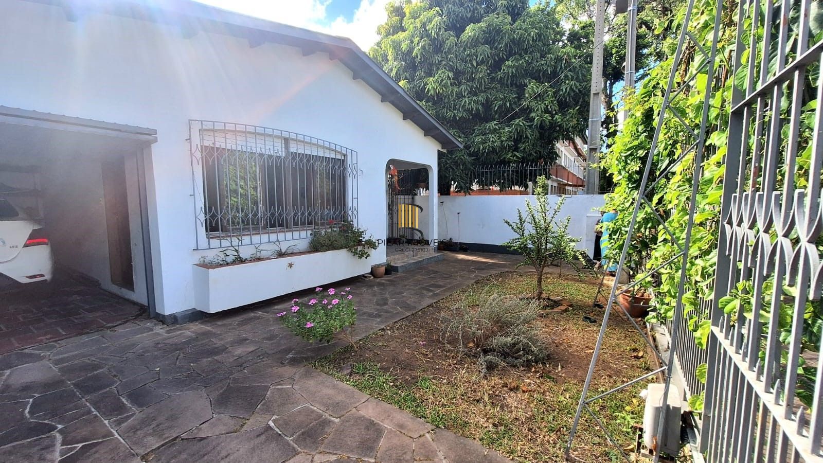 Casa com pátio frente e fundos , lareira churrasqueira, vaga proximo a Av do Forte.