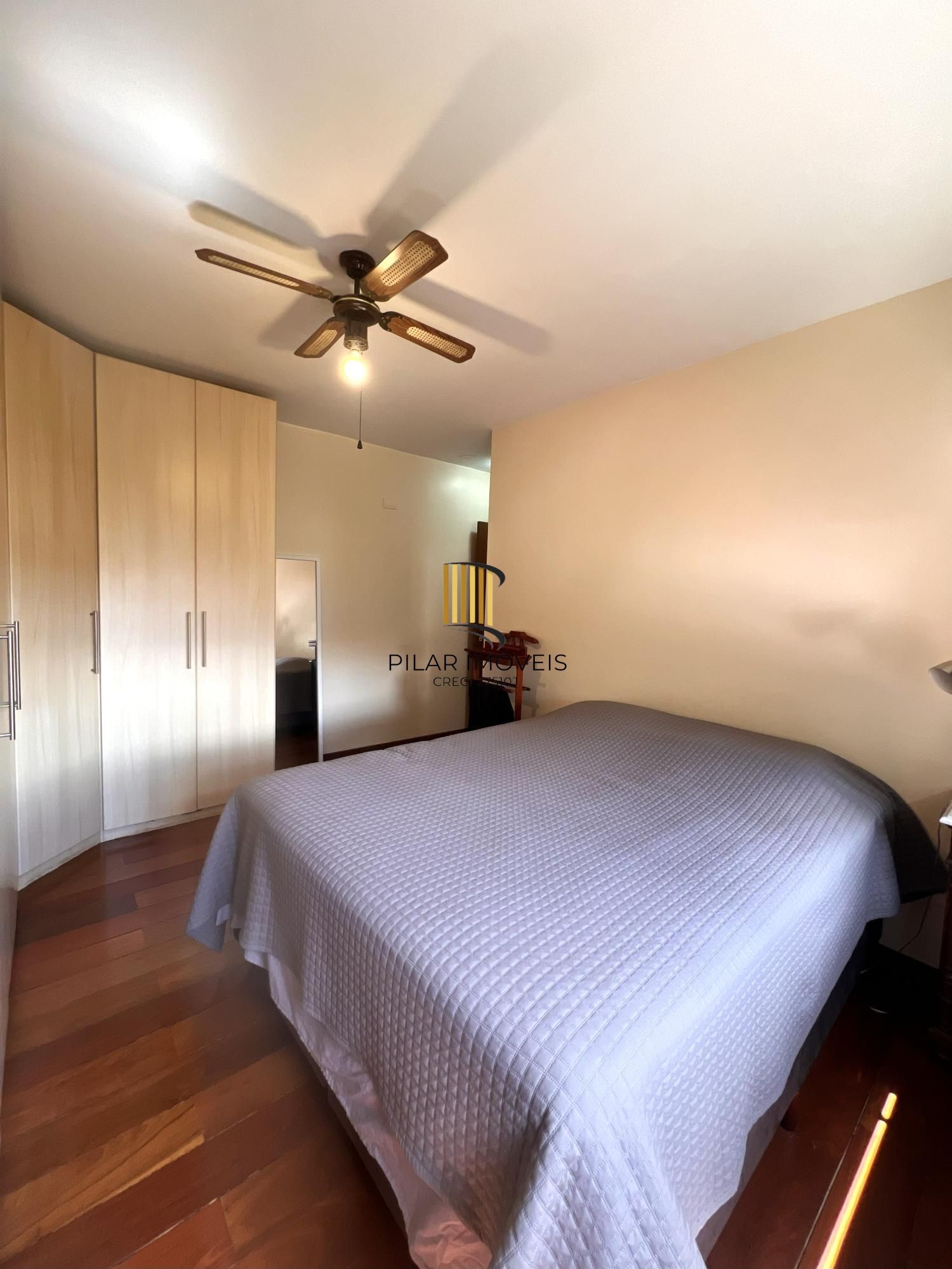 Apartamento com 3 dormitórios, sendo 1 suíte, lareira e 2 vagas no Menino Deus