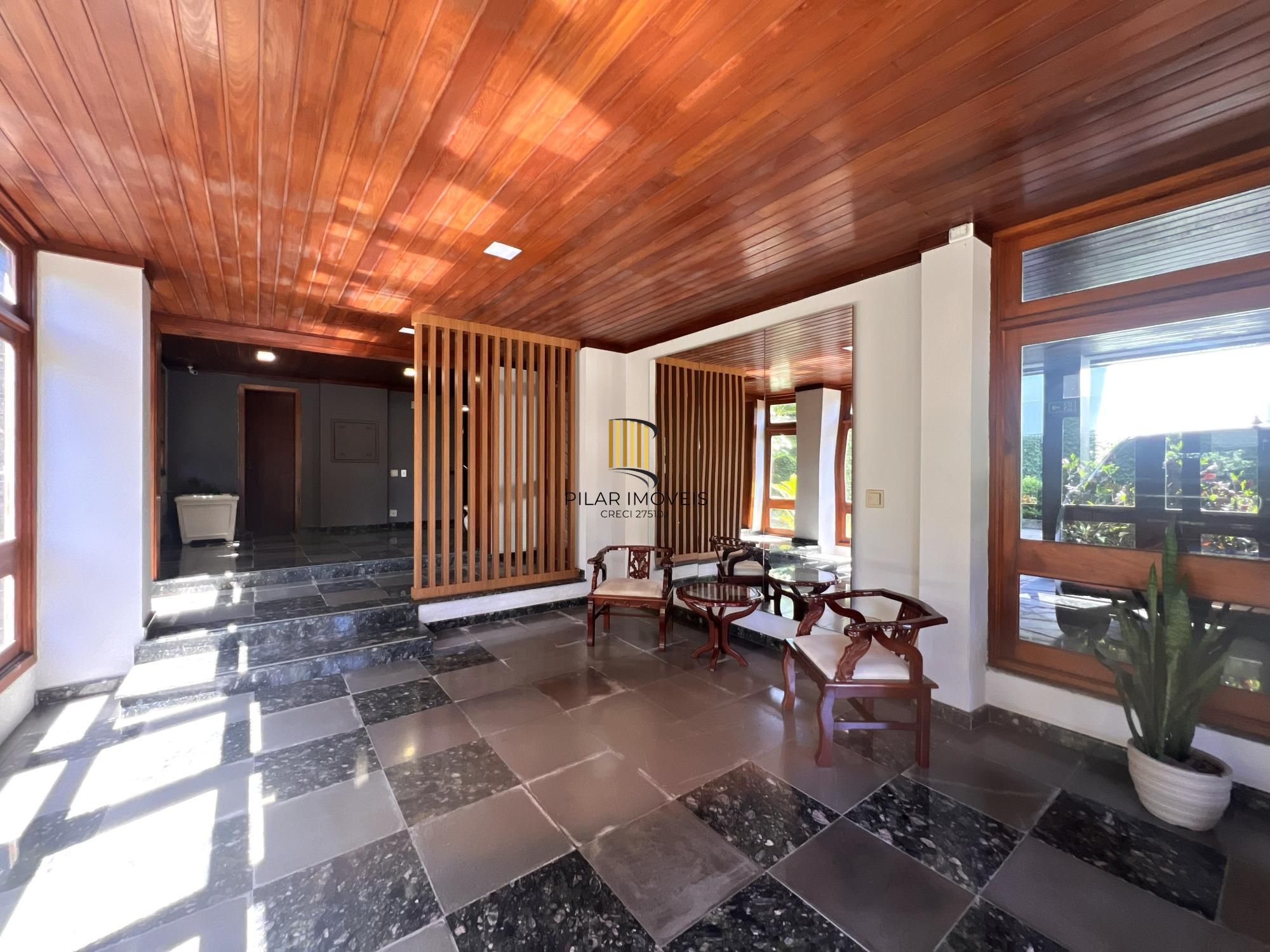 Apartamento com 3 dormitórios, sendo 1 suíte, lareira e 2 vagas no Menino Deus