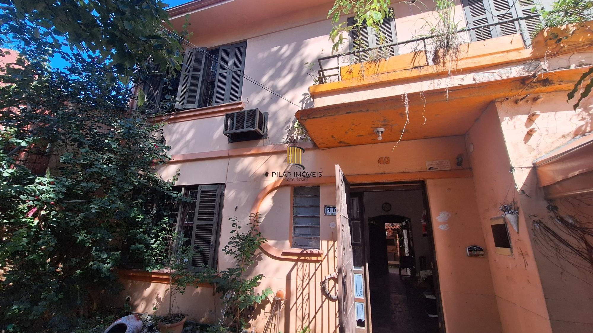 Comprar para reformar. Casa com  5 quartos no bairro Petrópolis!