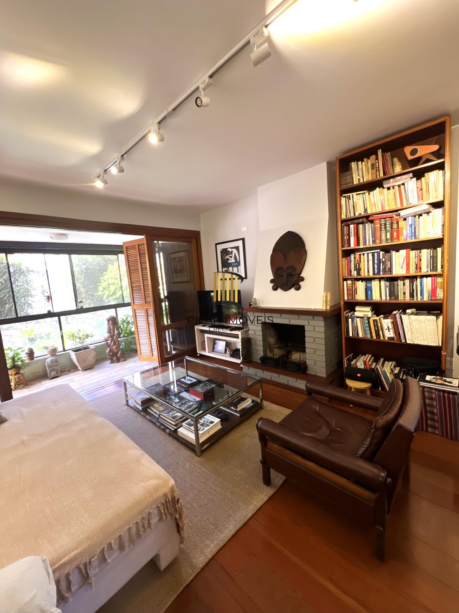 Apartamento com 3 dormitórios, sendo 1 suíte, lareira e 2 vagas no Menino Deus