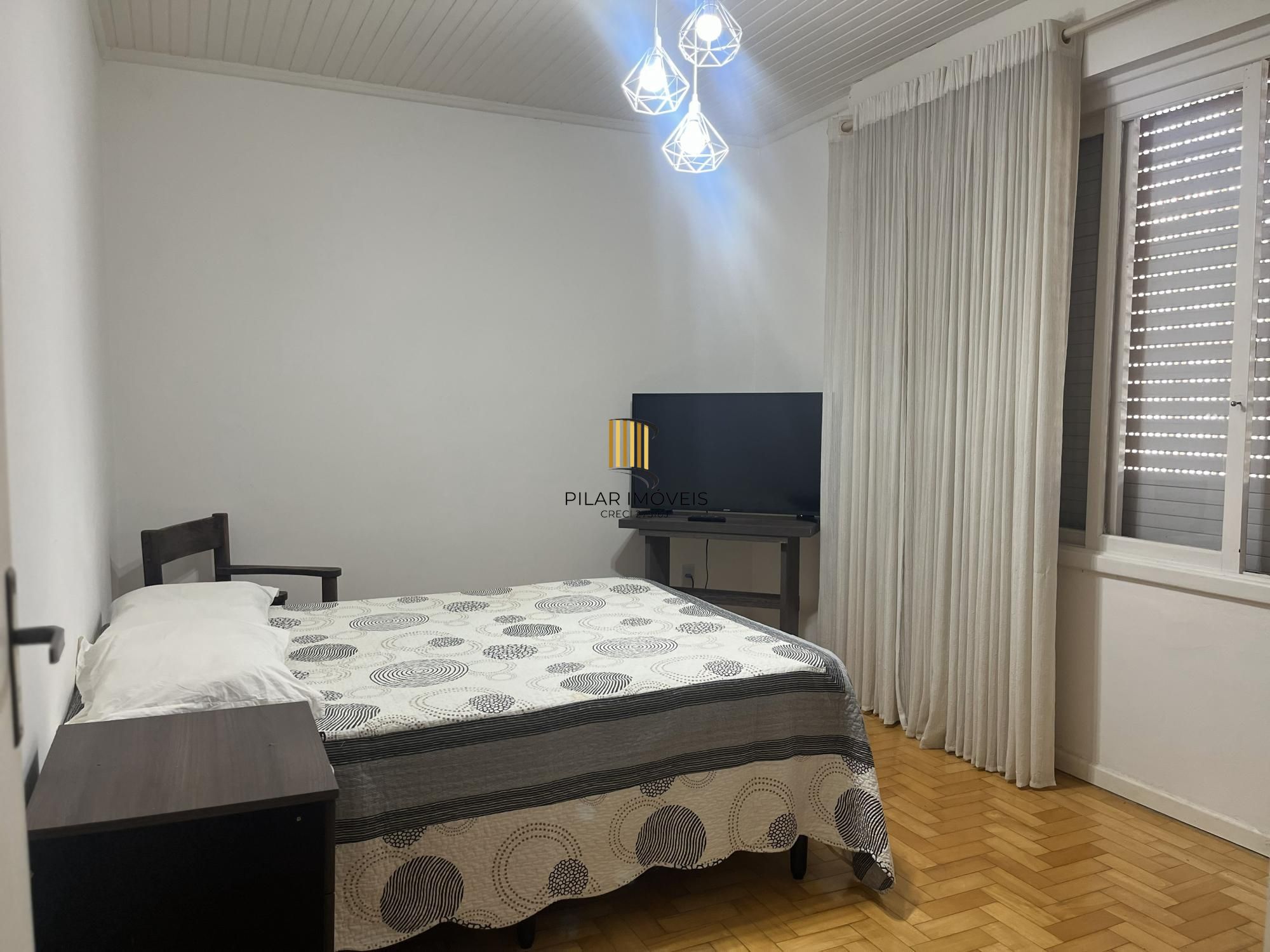 Casa térrea, com 2 dormitórios, 3 vagas, no bairro Ipanema, Porto Alegre, RS