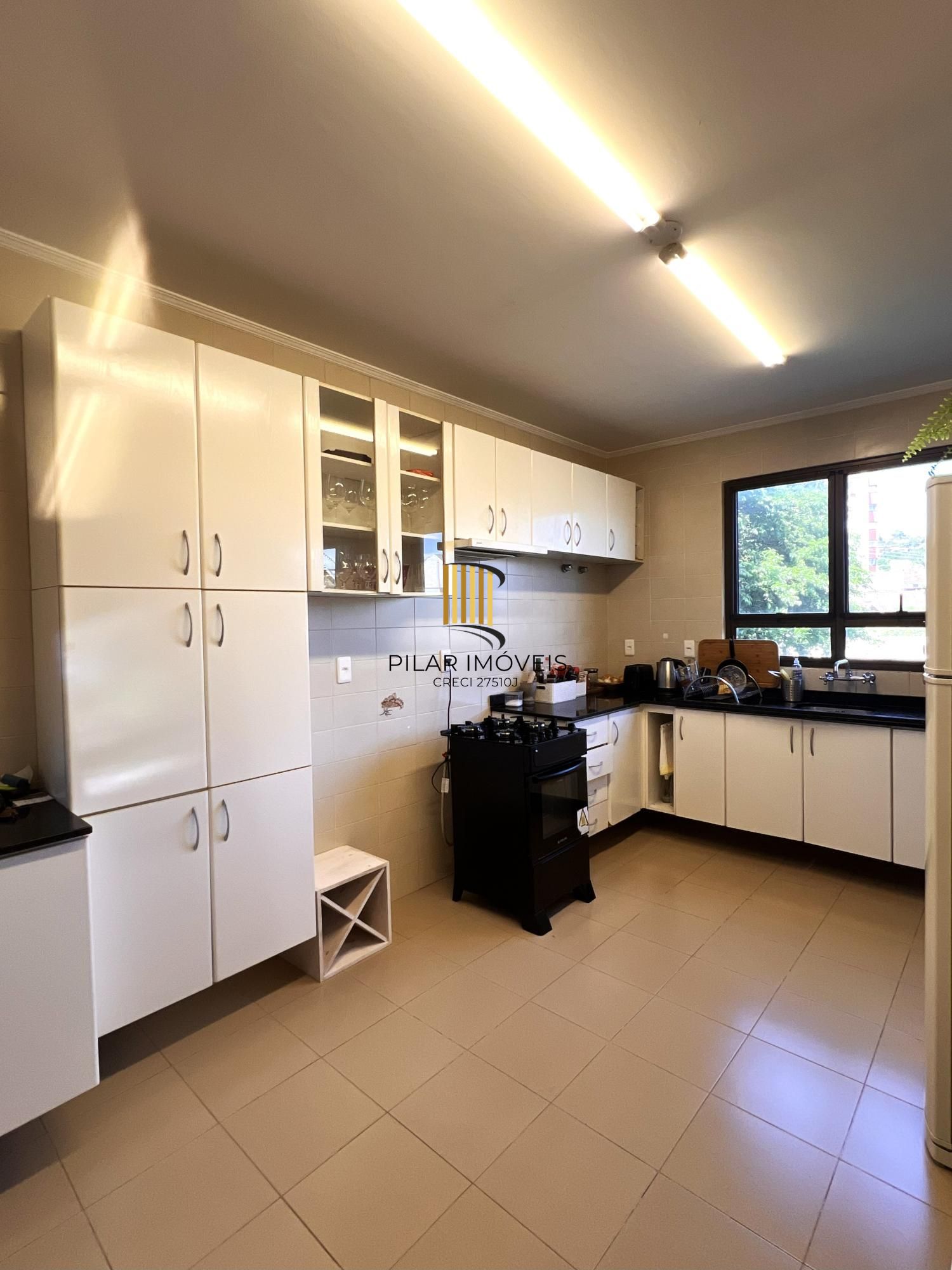 Apartamento com 3 dormitórios, sendo 1 suíte, lareira e 2 vagas no Menino Deus