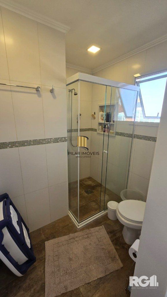 Casa em condomínio, com 3 dormitórios, sendo 1 suíte, 2 vagas, no bairro Pedra Redonda, em Porto Alegre, RS