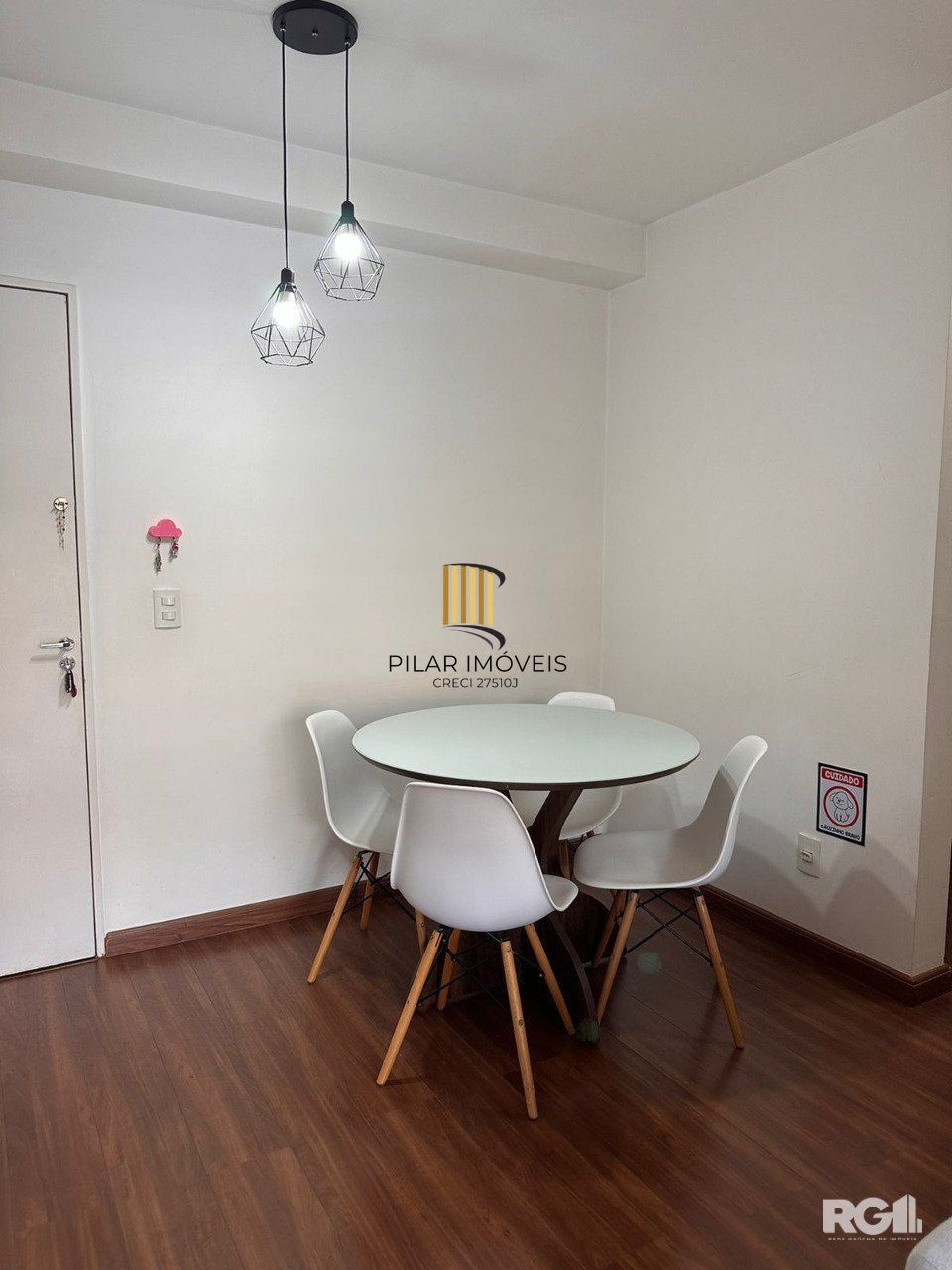 Apartamento com 2 dormitórios, 1 vaga, no bairro Camaquã, Porto Alegre, RS.