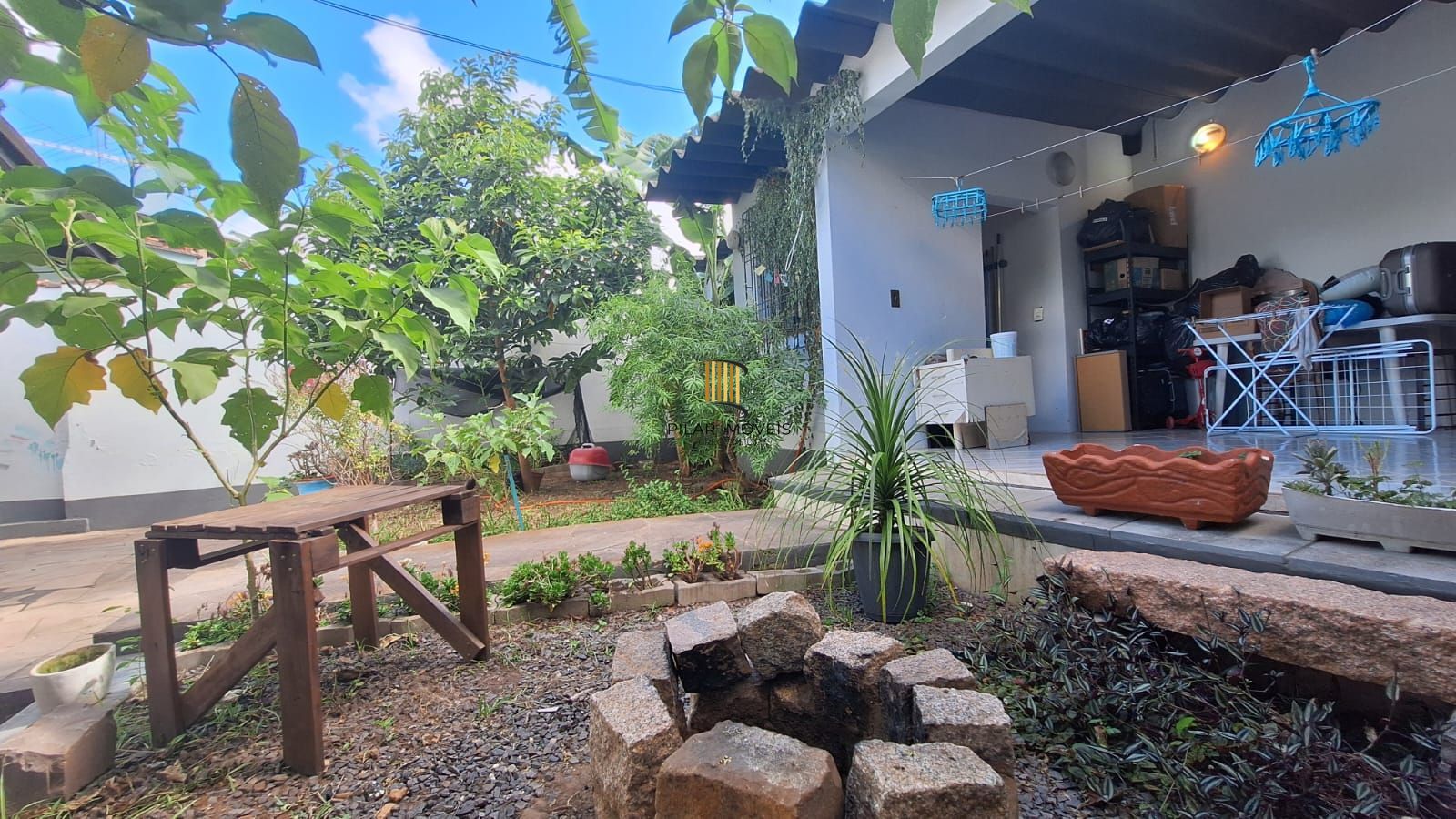 Casa com pátio frente e fundos , lareira churrasqueira, vaga proximo a Av do Forte.