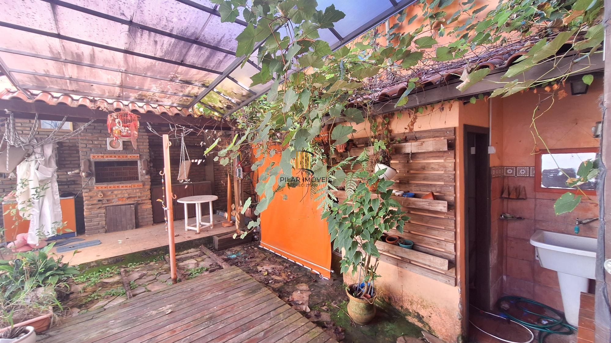 Comprar para reformar. Casa com  5 quartos no bairro Petrópolis!