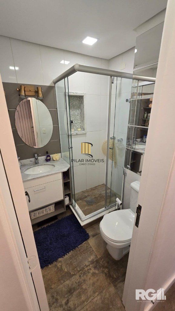 Casa em condomínio, com 3 dormitórios, sendo 1 suíte, 2 vagas, no bairro Pedra Redonda, em Porto Alegre, RS