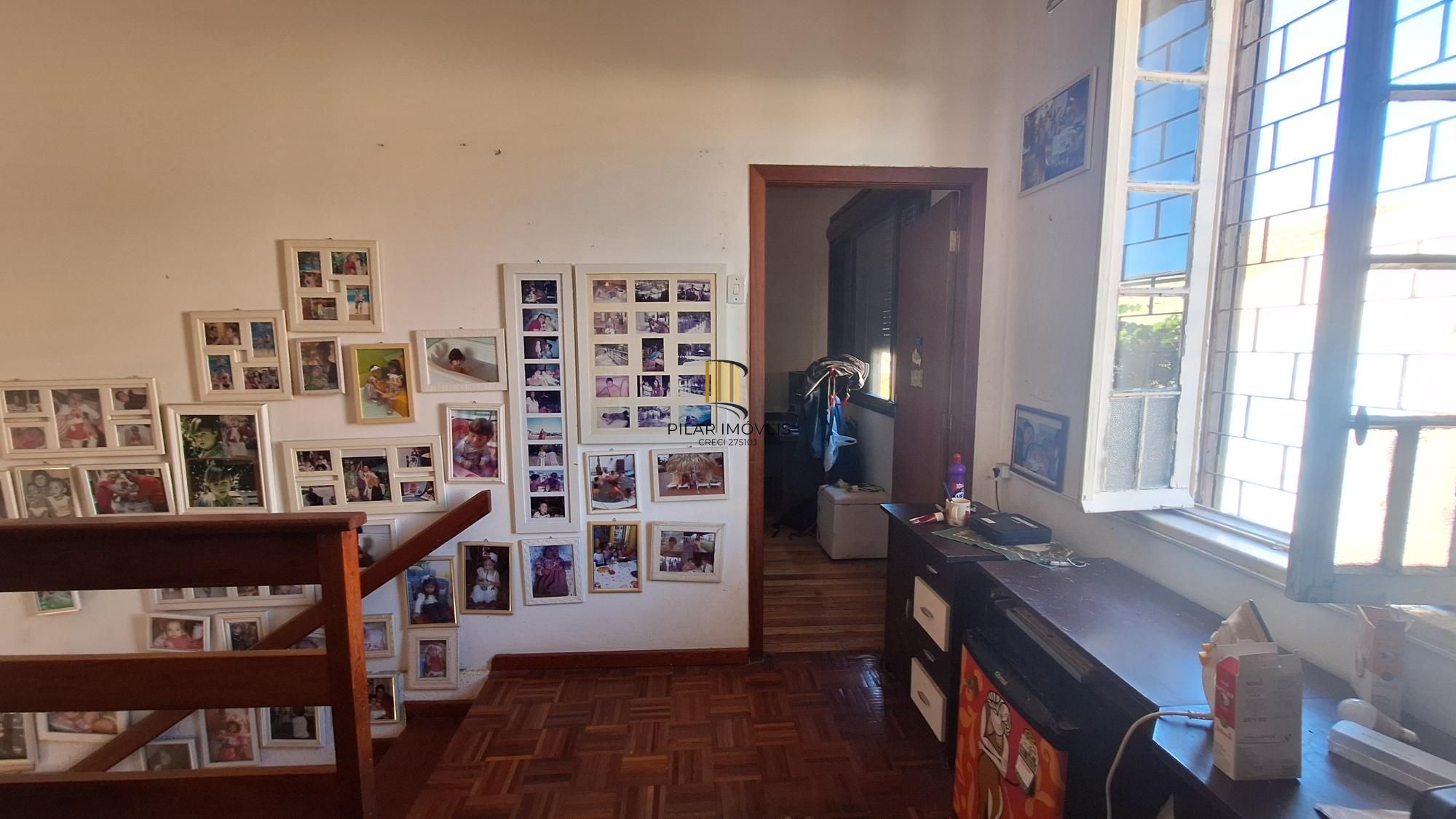 Comprar para reformar. Casa com  5 quartos no bairro Petrópolis!