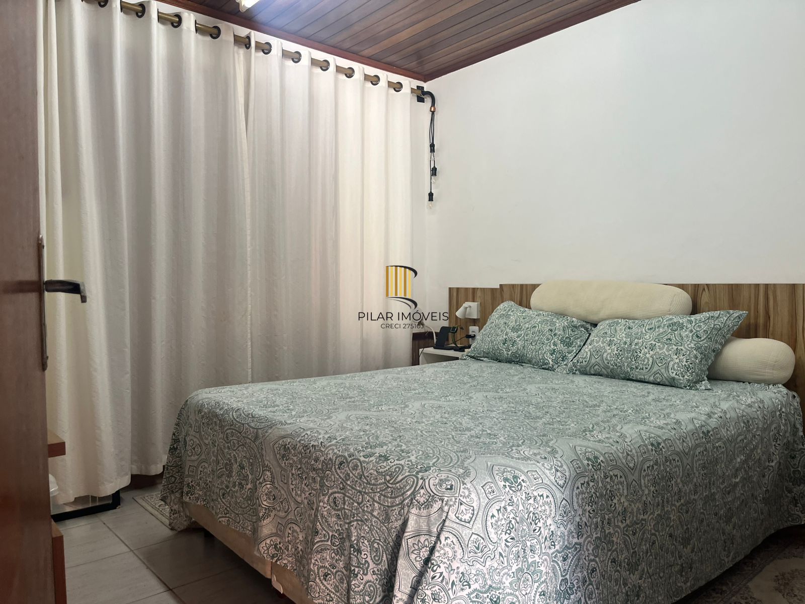 Casa térrea, com 2 dormitórios, 3 vagas, no bairro Ipanema, Porto Alegre, RS