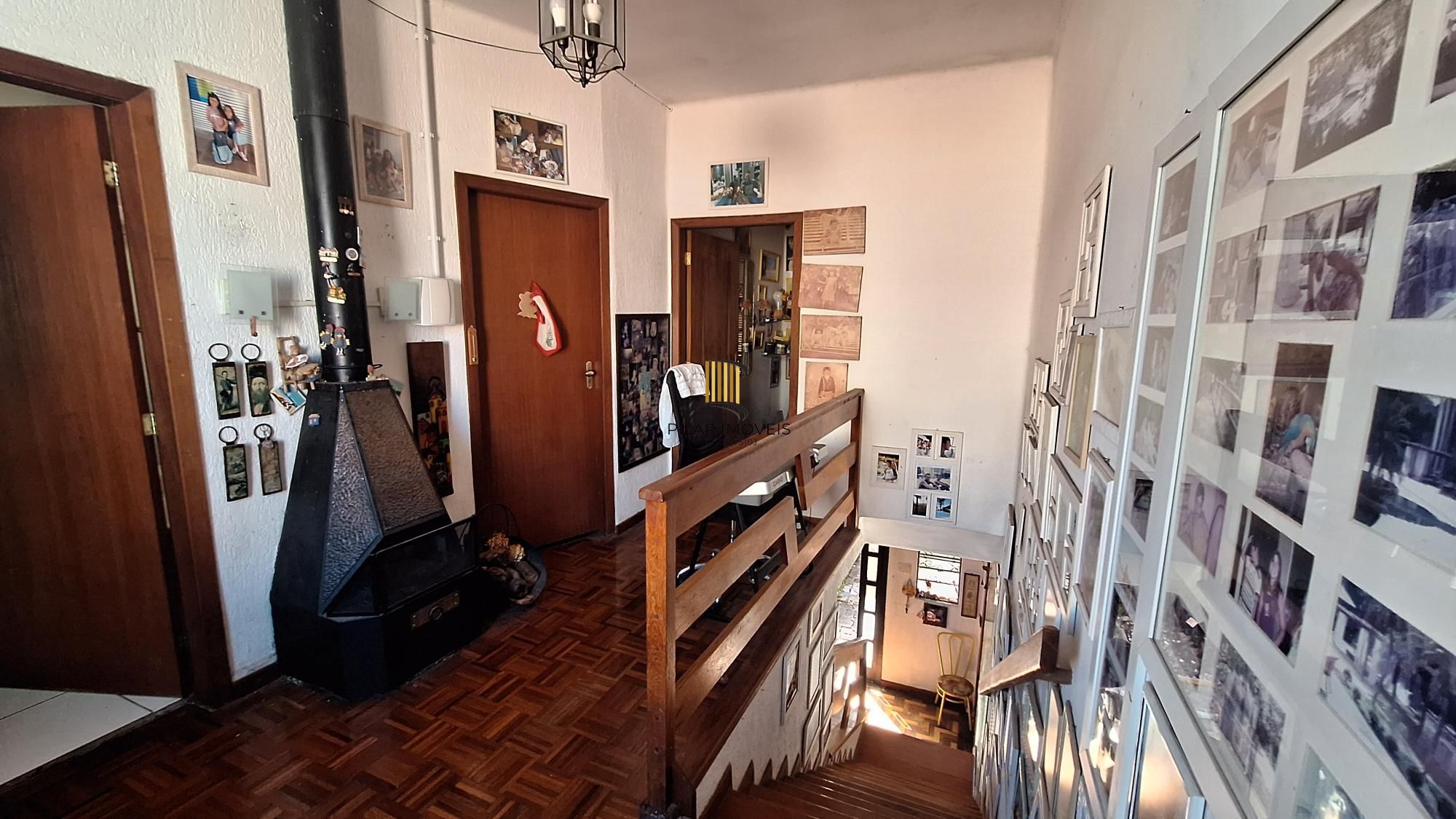Comprar para reformar. Casa com  5 quartos no bairro Petrópolis!