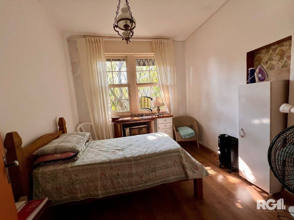 Casa térrea, com 3 dormitórios, sendo 2 suítes, 5 vagas, piscina, no bairro Ipanema, em Porto Alegre, RS
