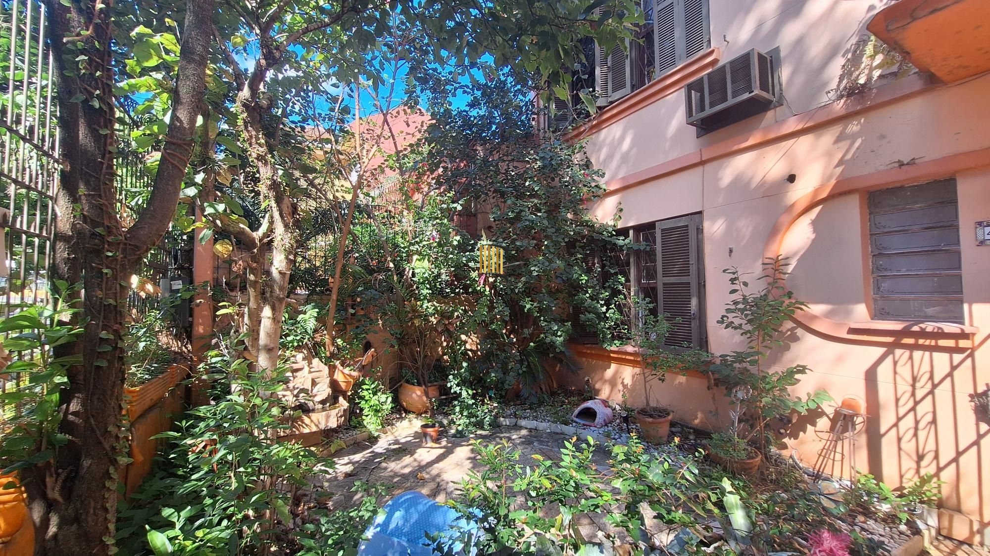 Comprar para reformar. Casa com  5 quartos no bairro Petrópolis!