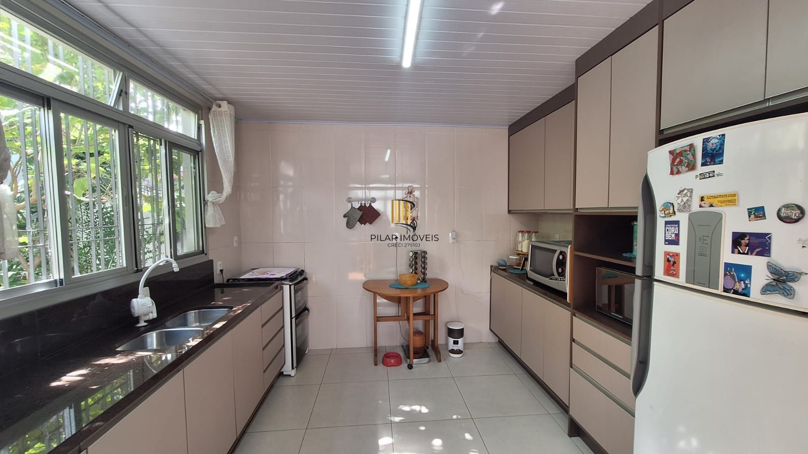 Casa com pátio frente e fundos , lareira churrasqueira, vaga proximo a Av do Forte.