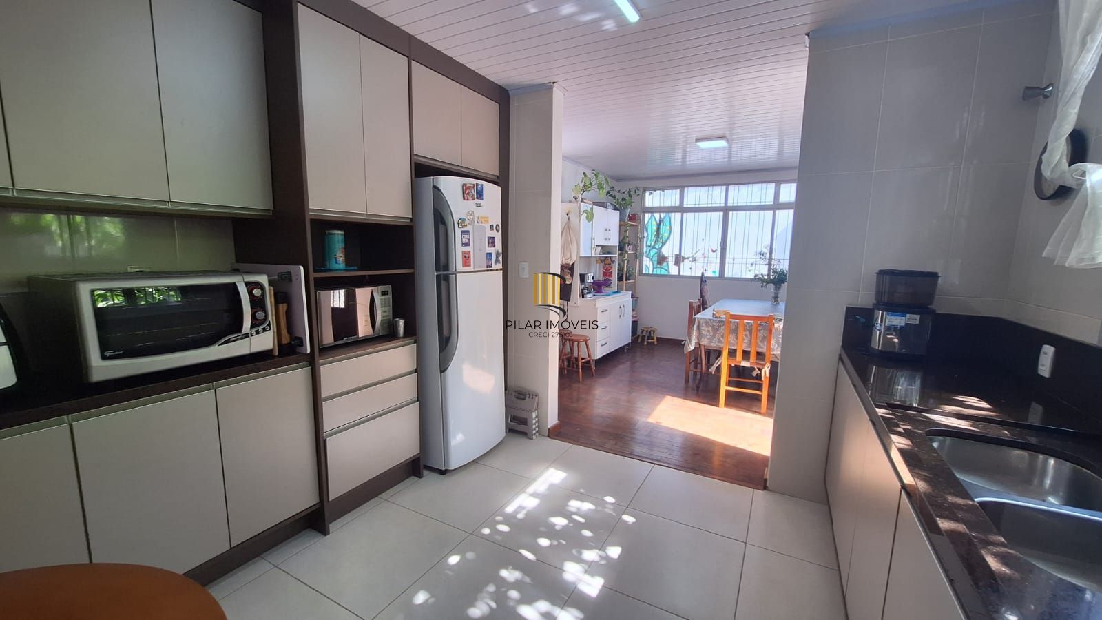 Casa com pátio frente e fundos , lareira churrasqueira, vaga proximo a Av do Forte.