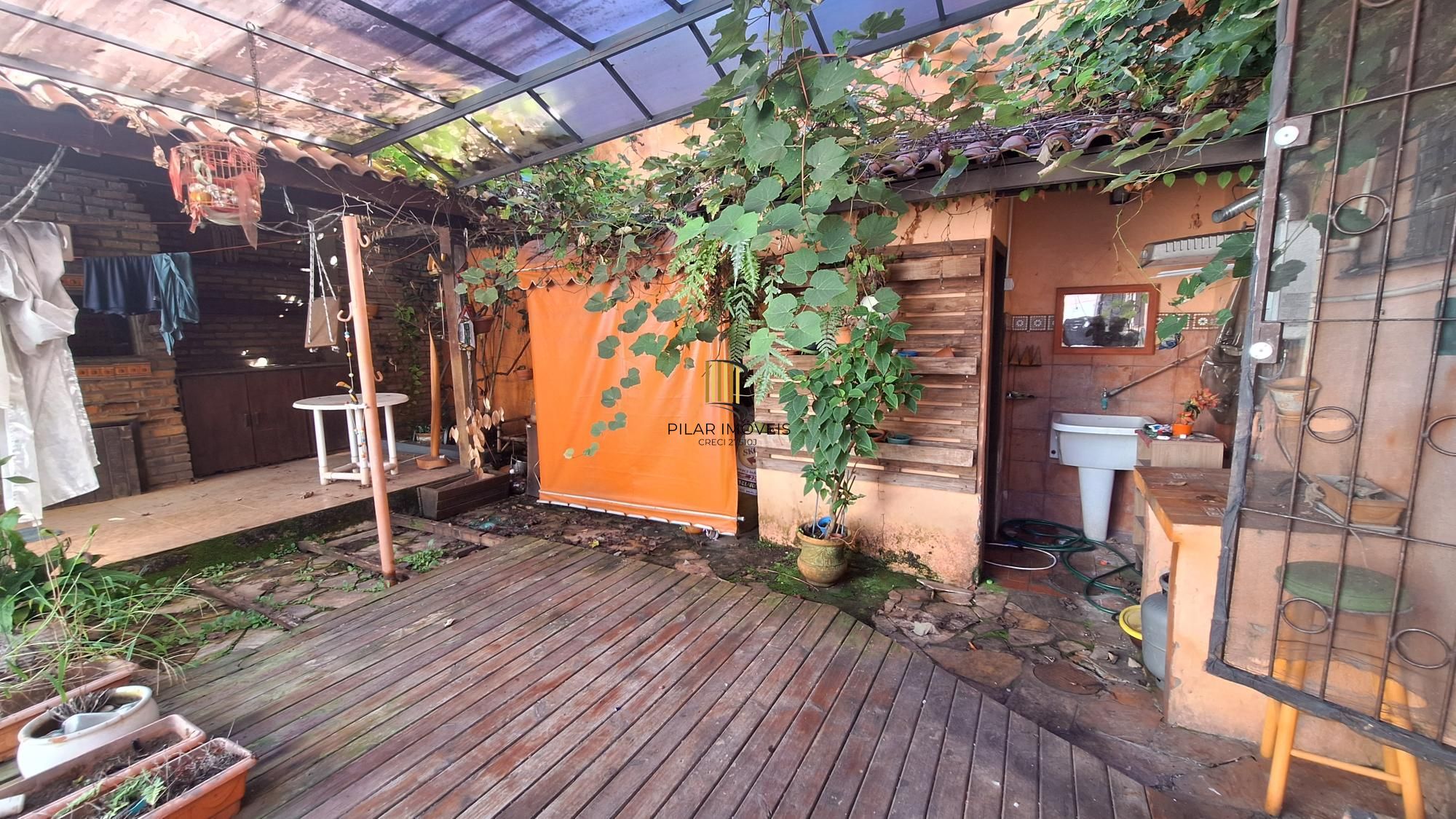 Comprar para reformar. Casa com  5 quartos no bairro Petrópolis!