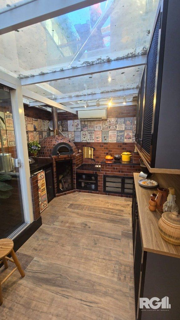 Casa em condomínio, com 3 dormitórios, sendo 1 suíte, 2 vagas, no bairro Pedra Redonda, em Porto Alegre, RS