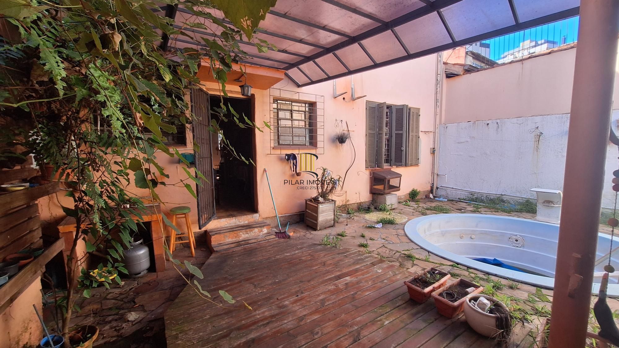 Comprar para reformar. Casa com  5 quartos no bairro Petrópolis!