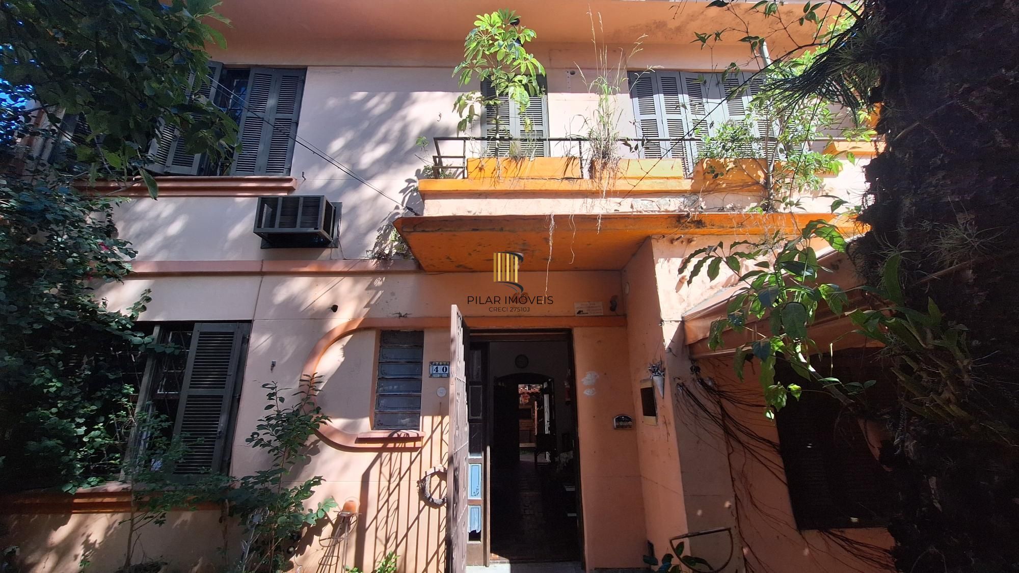 Comprar para reformar. Casa com  5 quartos no bairro Petrópolis!