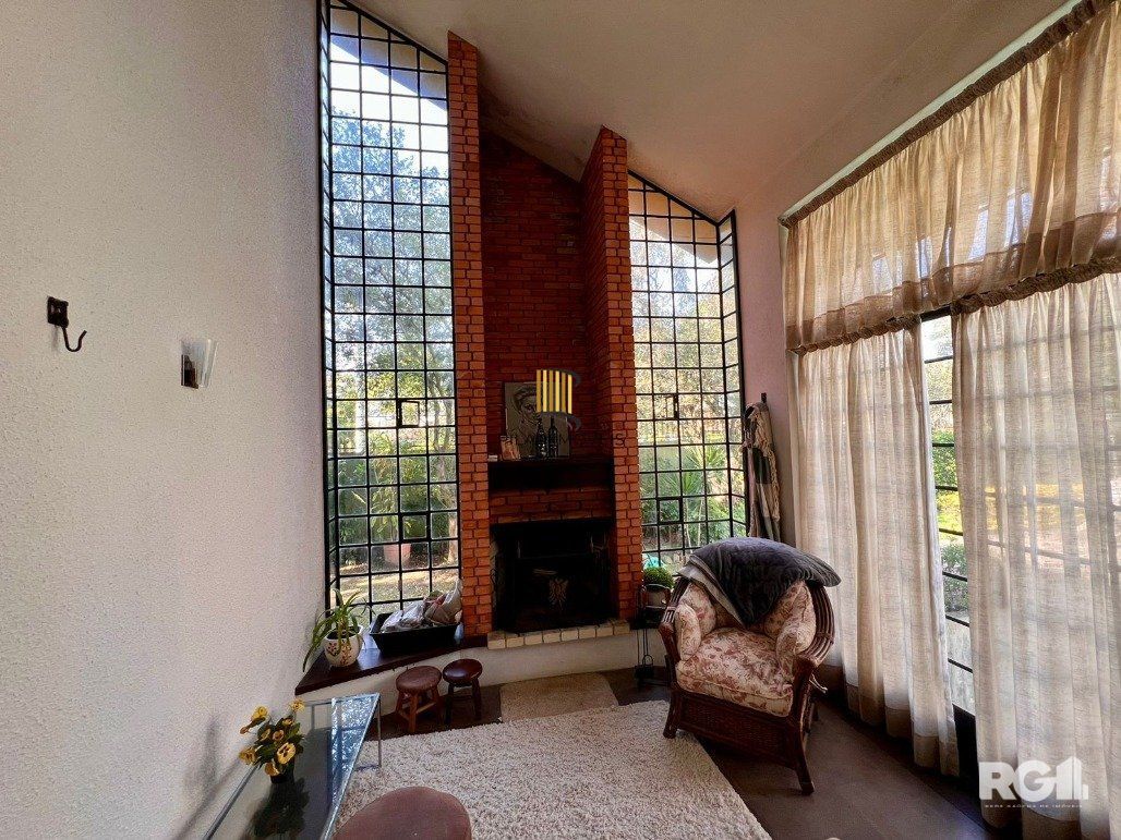 Casa térrea, com 3 dormitórios, sendo 2 suítes, 5 vagas, piscina, no bairro Ipanema, em Porto Alegre, RS