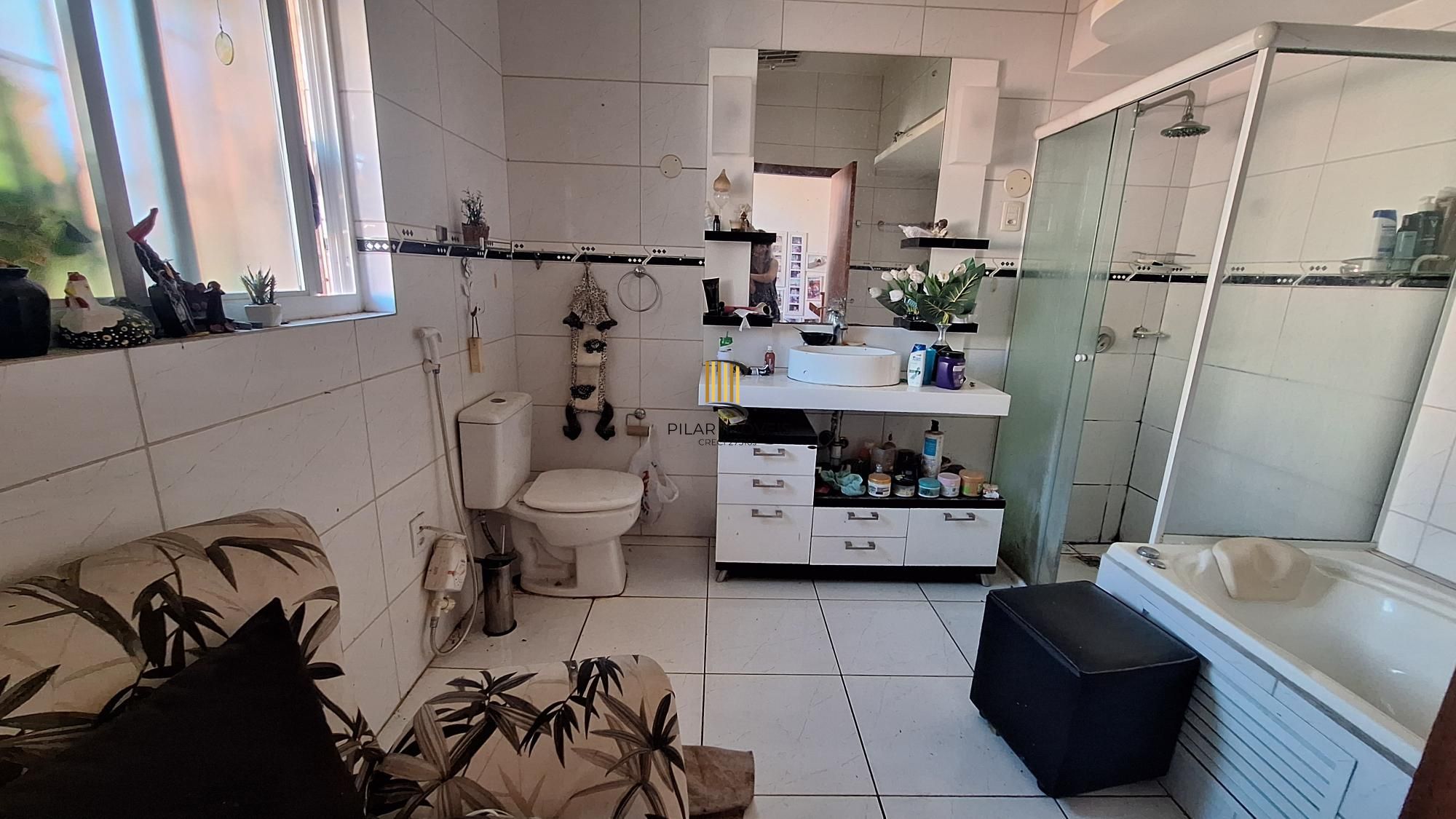 Comprar para reformar. Casa com  5 quartos no bairro Petrópolis!