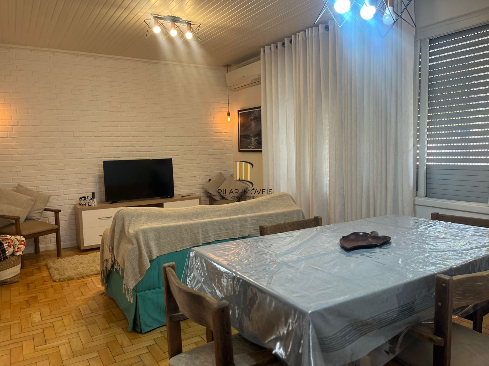 Casa térrea, com 2 dormitórios, 3 vagas, no bairro Ipanema, Porto Alegre, RS