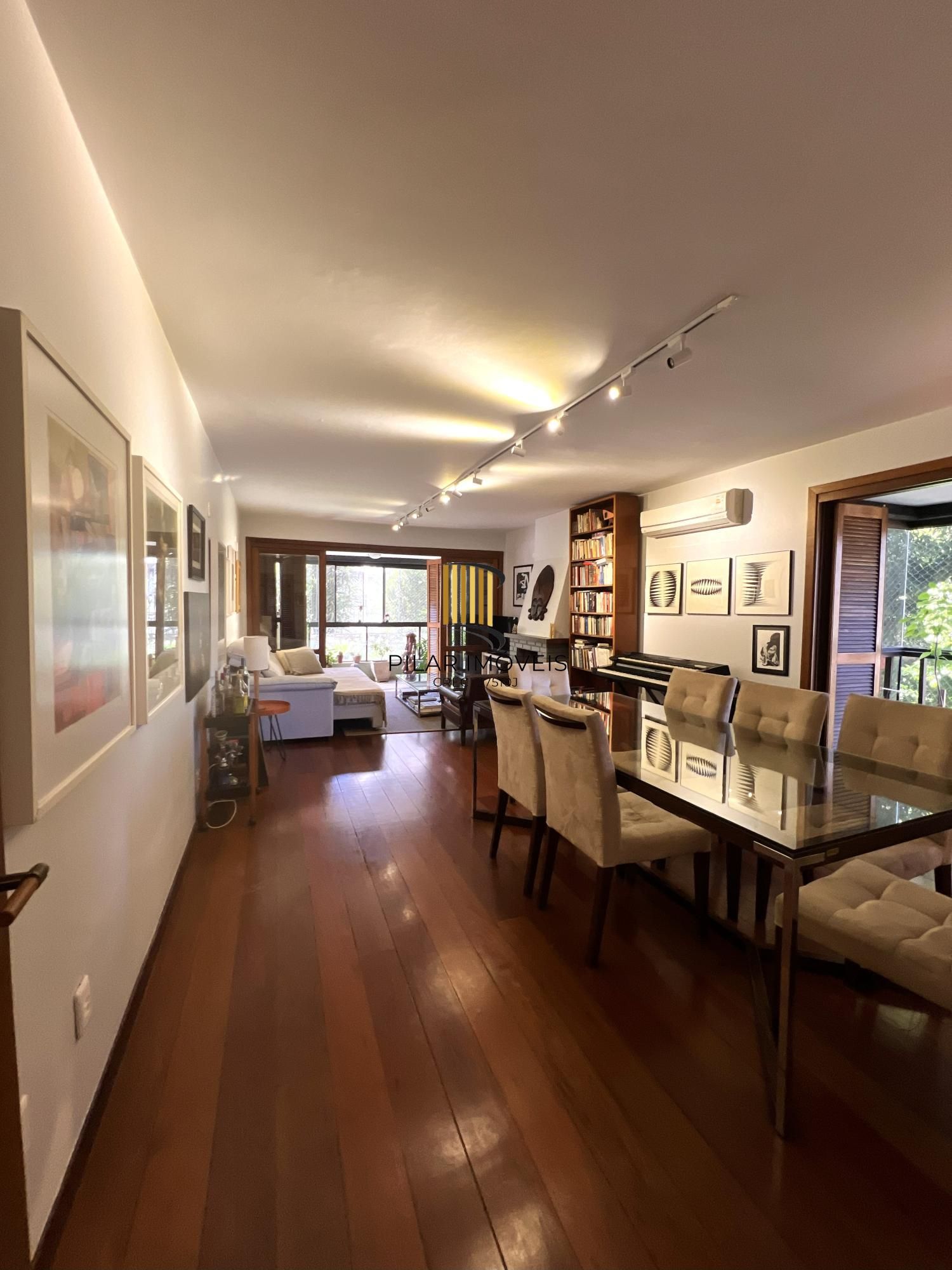 Apartamento com 3 dormitórios, sendo 1 suíte, lareira e 2 vagas no Menino Deus