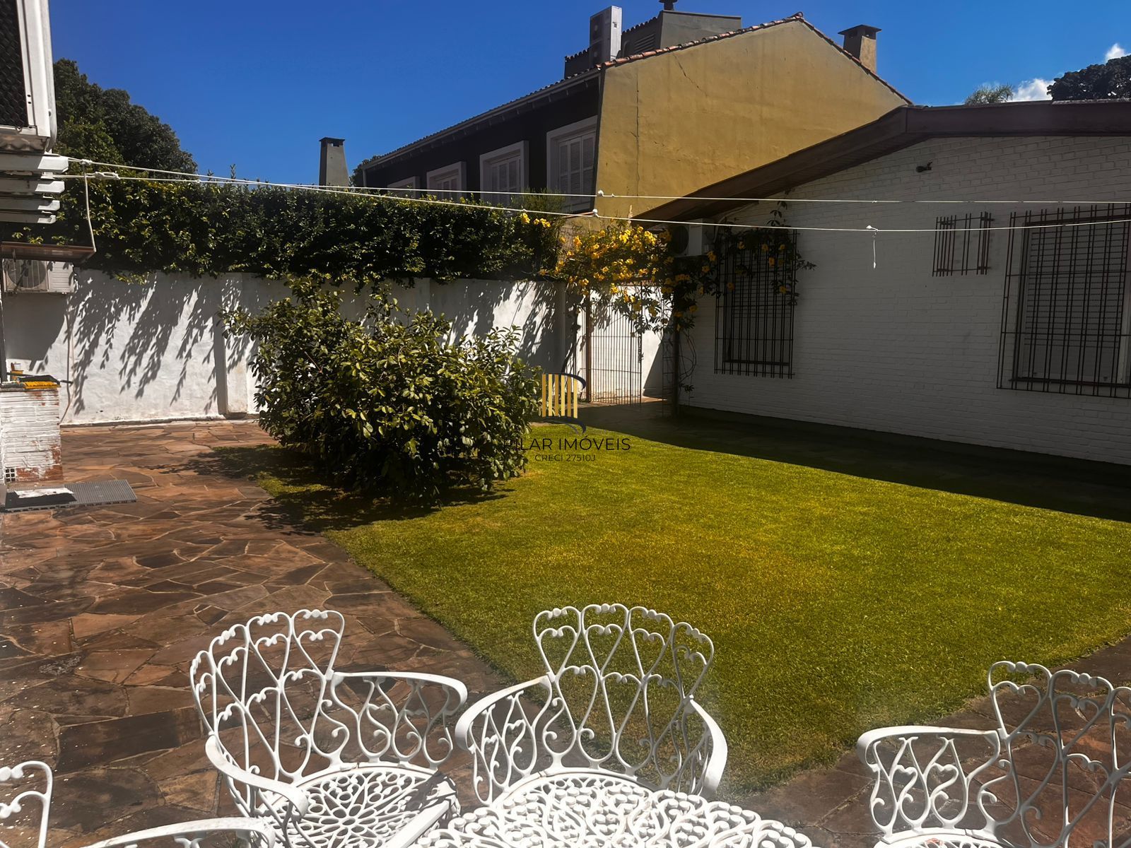 Casa térrea, com 2 dormitórios, 3 vagas, no bairro Ipanema, Porto Alegre, RS