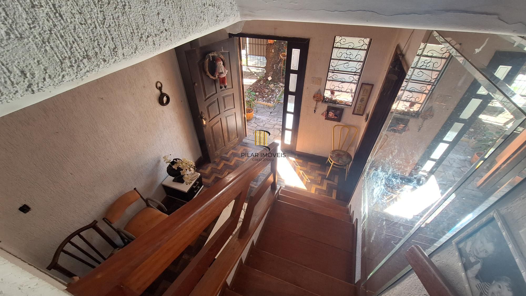 Comprar para reformar. Casa com  5 quartos no bairro Petrópolis!