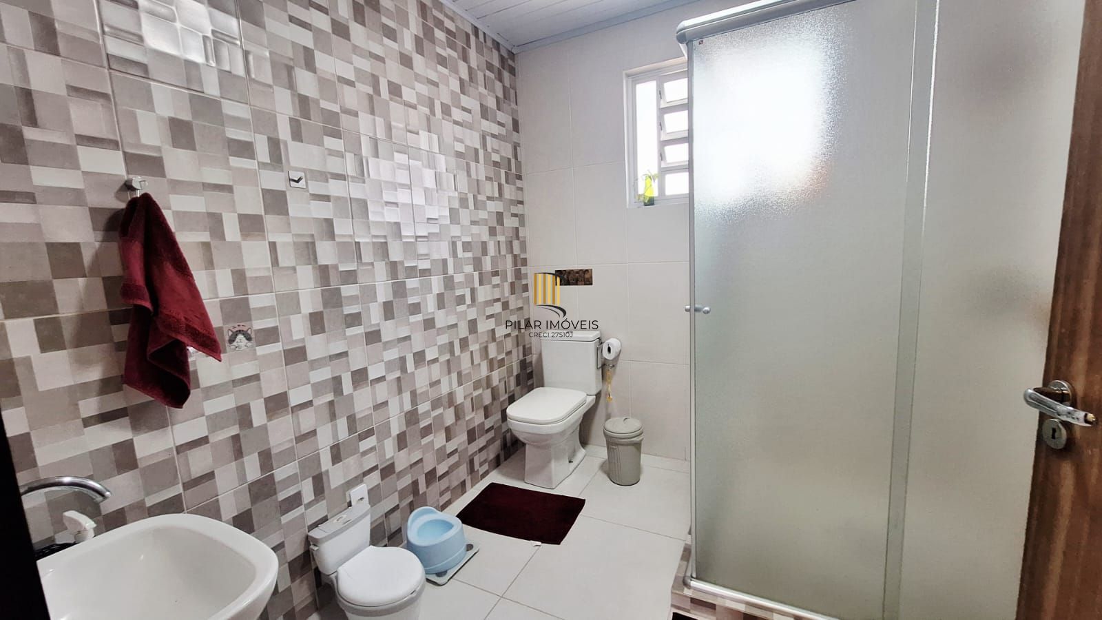 Casa com pátio frente e fundos , lareira churrasqueira, vaga proximo a Av do Forte.