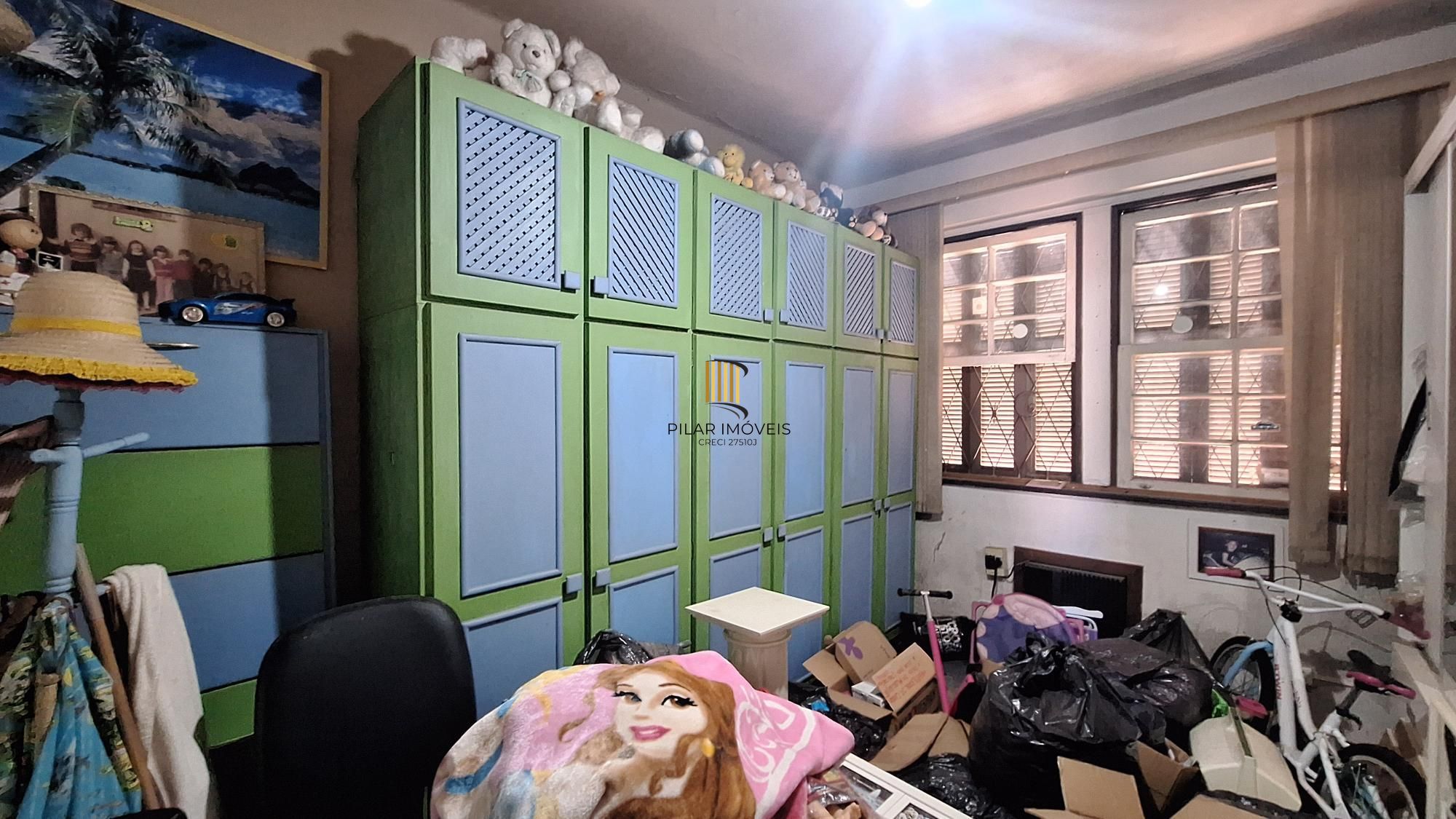 Comprar para reformar. Casa com  5 quartos no bairro Petrópolis!