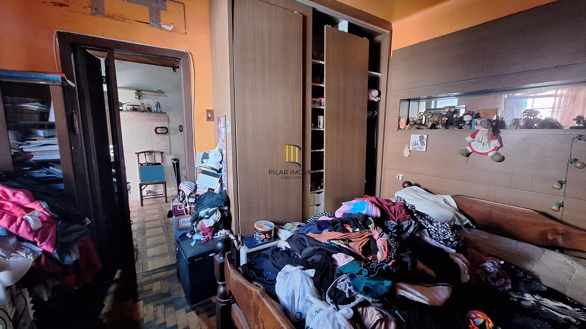 Comprar para reformar. Casa com  5 quartos no bairro Petrópolis!