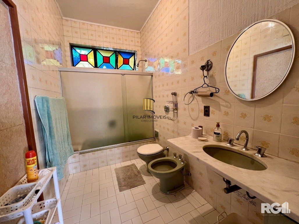 Casa térrea, com 3 dormitórios, sendo 2 suítes, 5 vagas, piscina, no bairro Ipanema, em Porto Alegre, RS