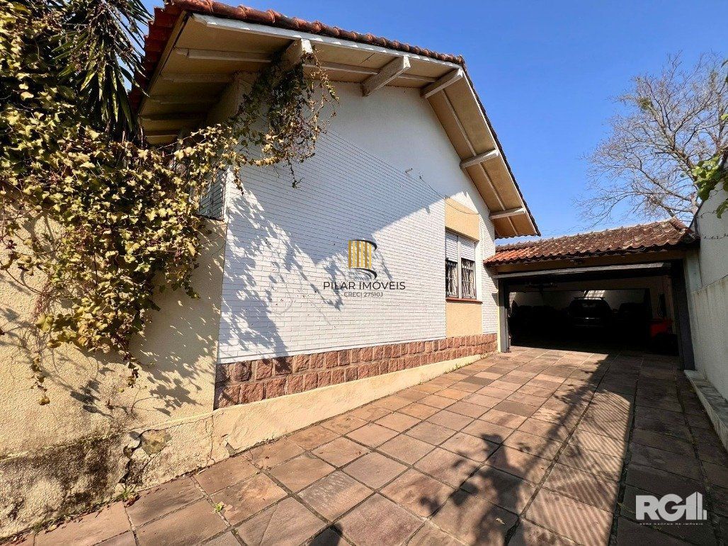 Casa térrea, com 3 dormitórios, sendo 2 suítes, 5 vagas, piscina, no bairro Ipanema, em Porto Alegre, RS