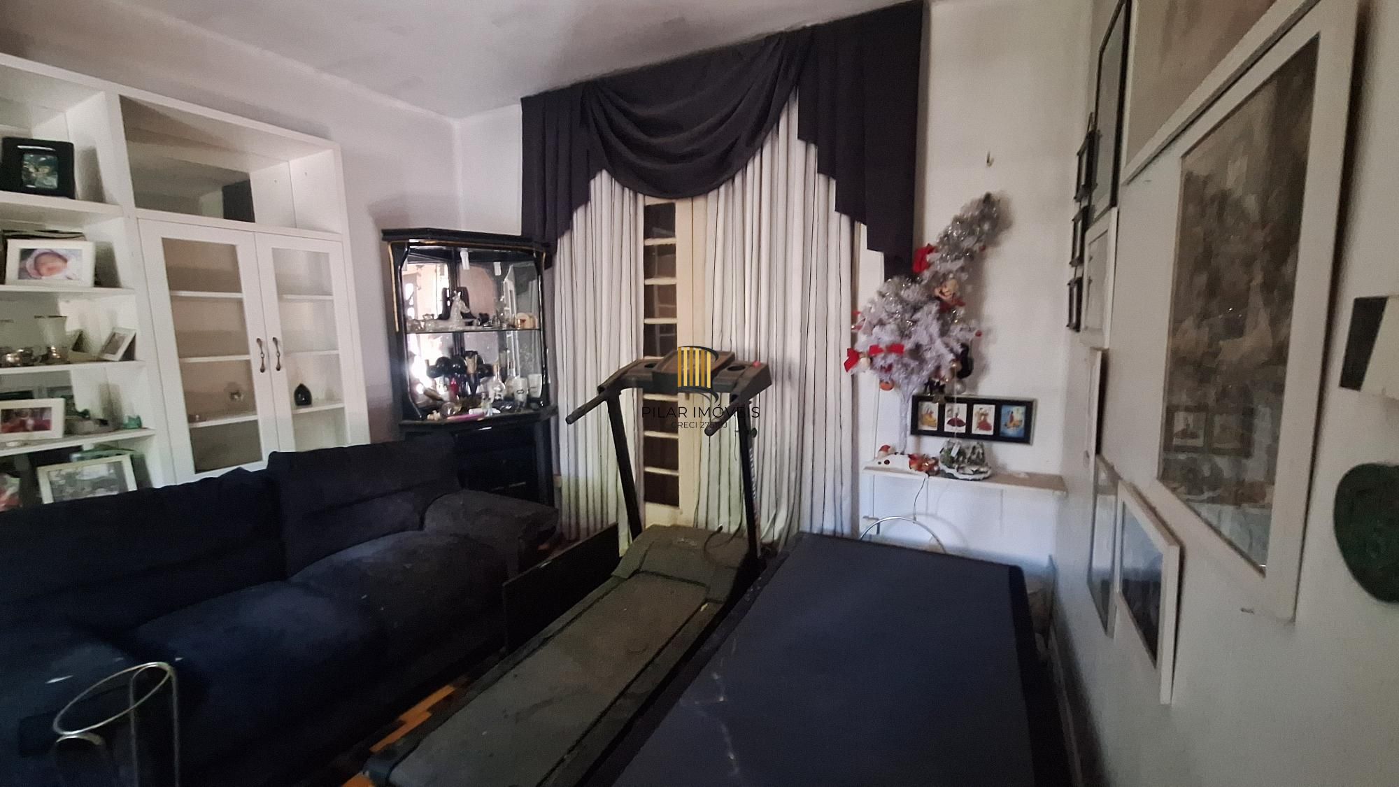 Comprar para reformar. Casa com  5 quartos no bairro Petrópolis!