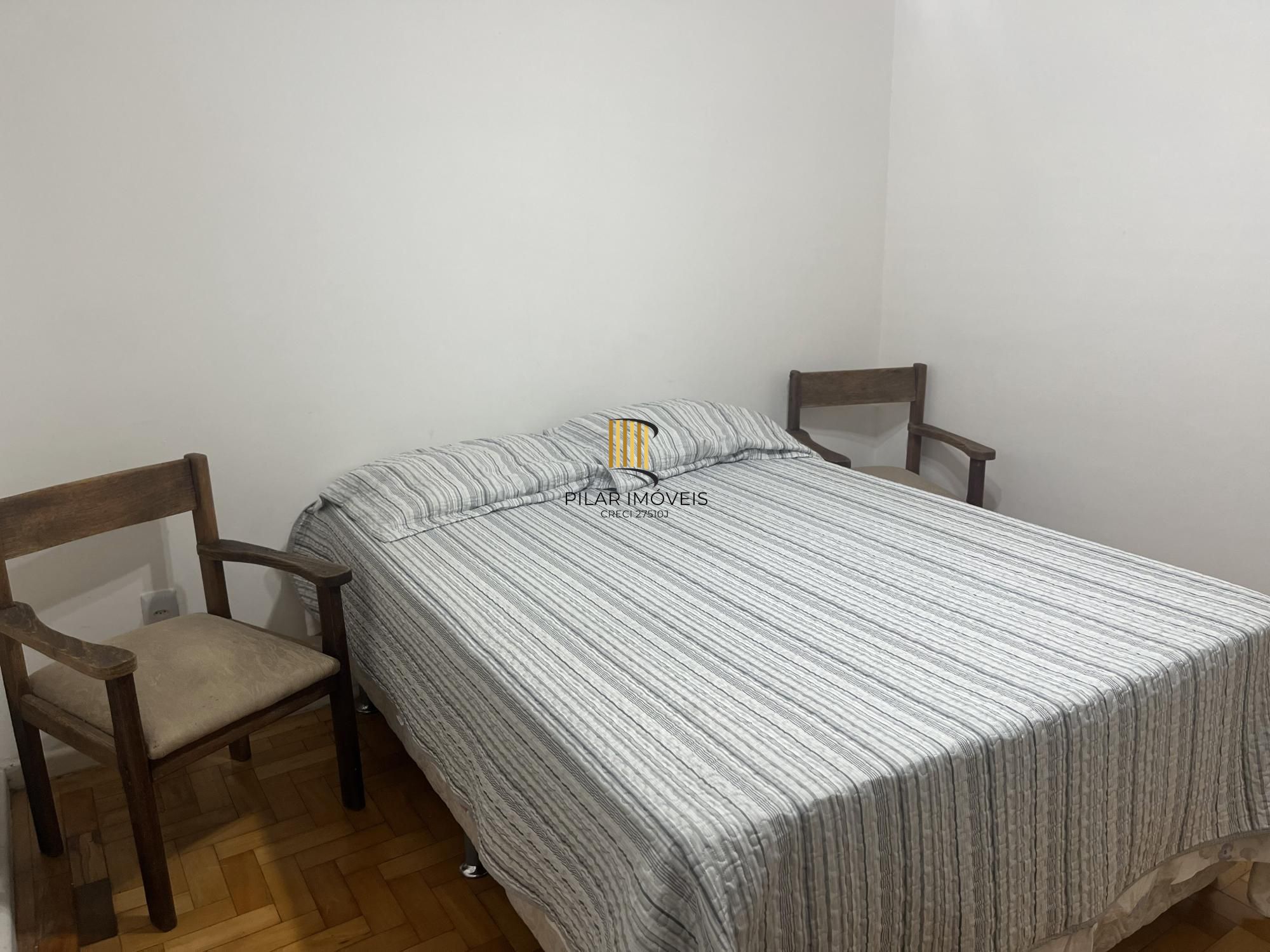 Casa térrea, com 2 dormitórios, 3 vagas, no bairro Ipanema, Porto Alegre, RS