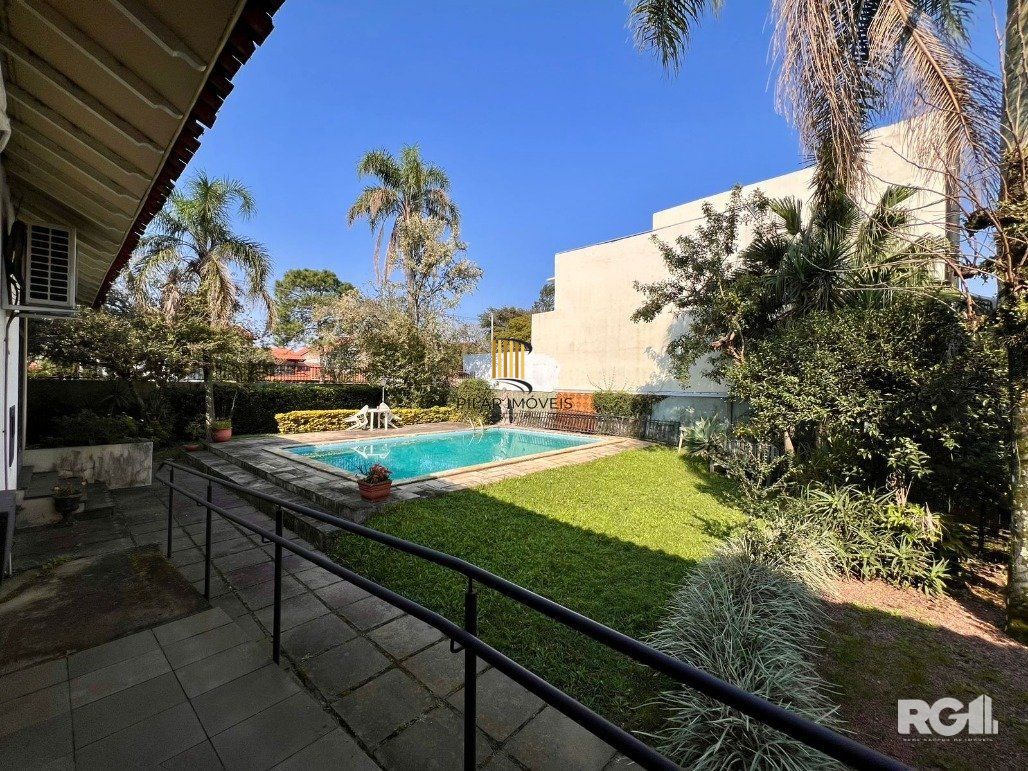 Casa térrea, com 3 dormitórios, sendo 2 suítes, 5 vagas, piscina, no bairro Ipanema, em Porto Alegre, RS - Pilar Imóveis