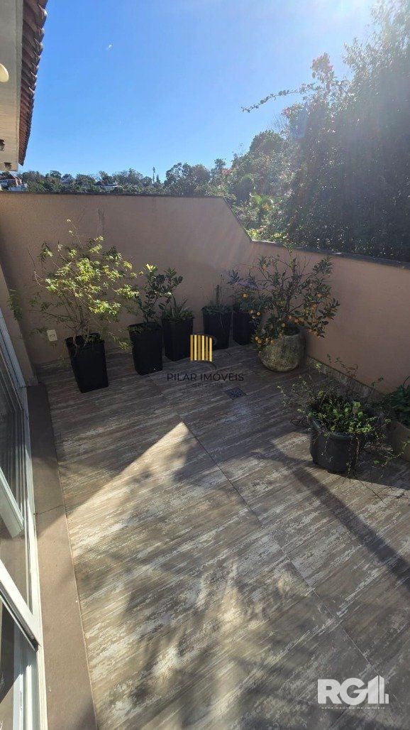 Casa em condomínio, com 3 dormitórios, sendo 1 suíte, 2 vagas, no bairro Pedra Redonda, em Porto Alegre, RS